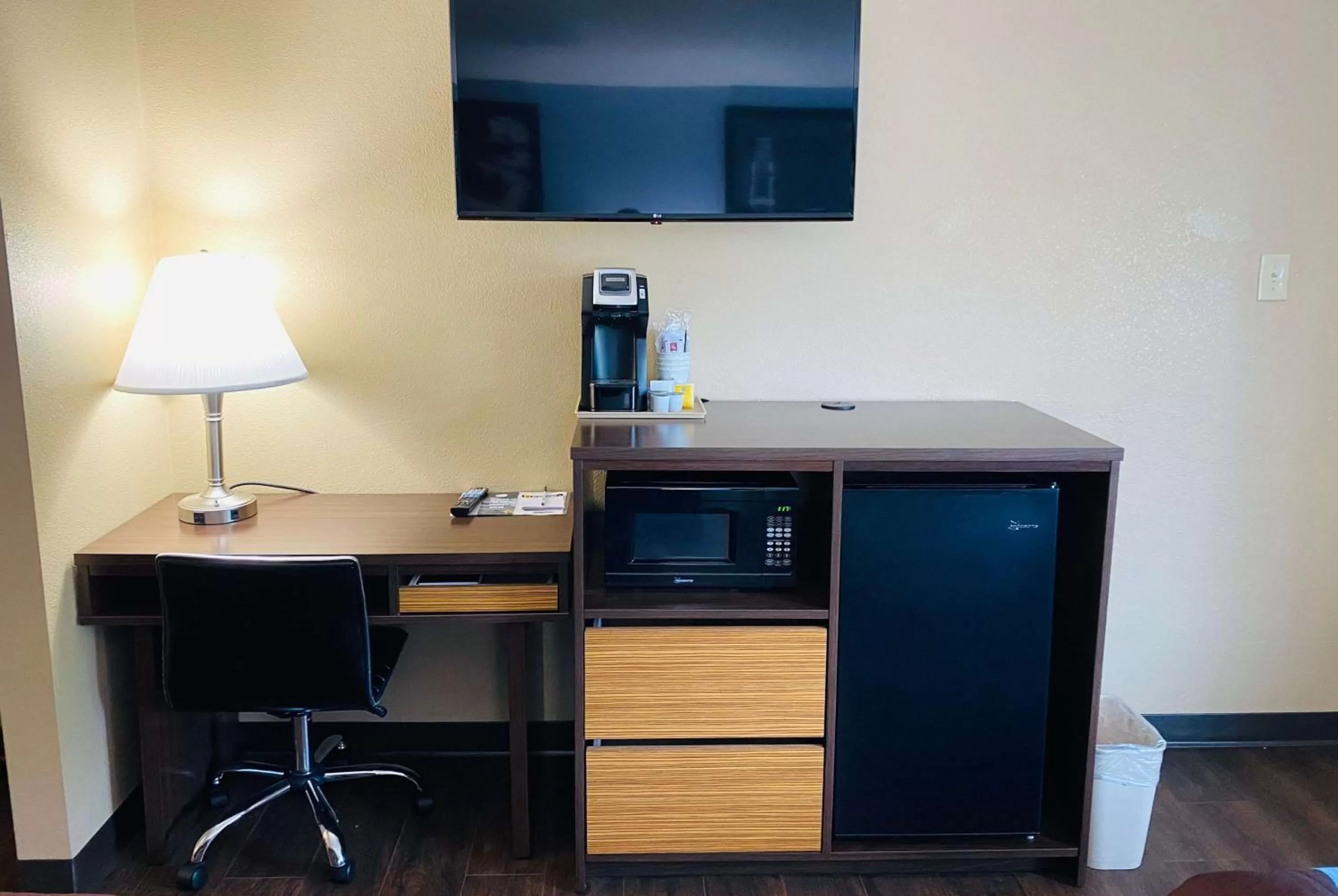 Photo of the whole room in Super 8 by Wyndham Danville