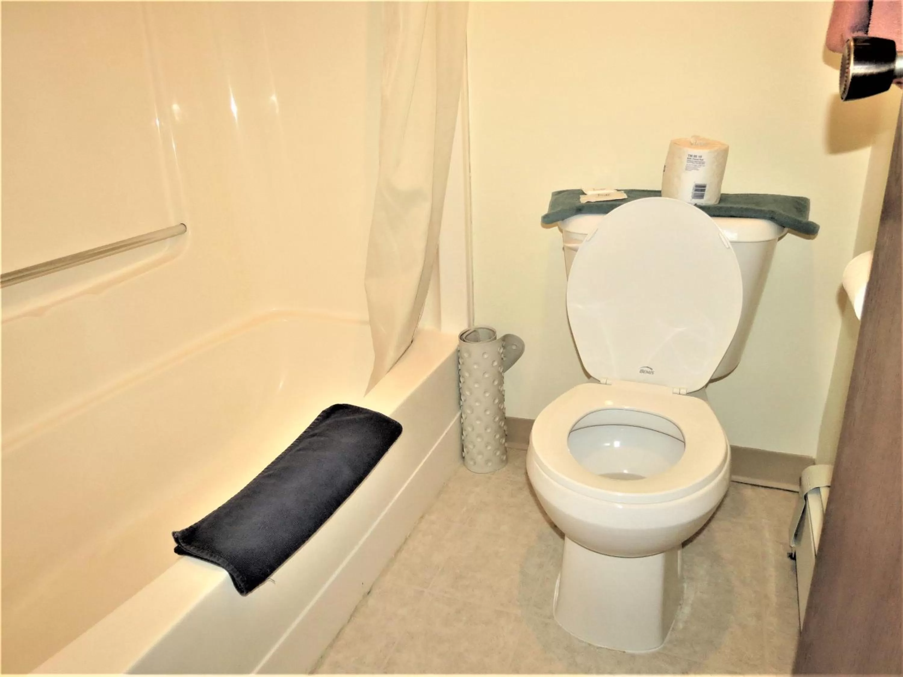 Shower in RANCHLAND Inn