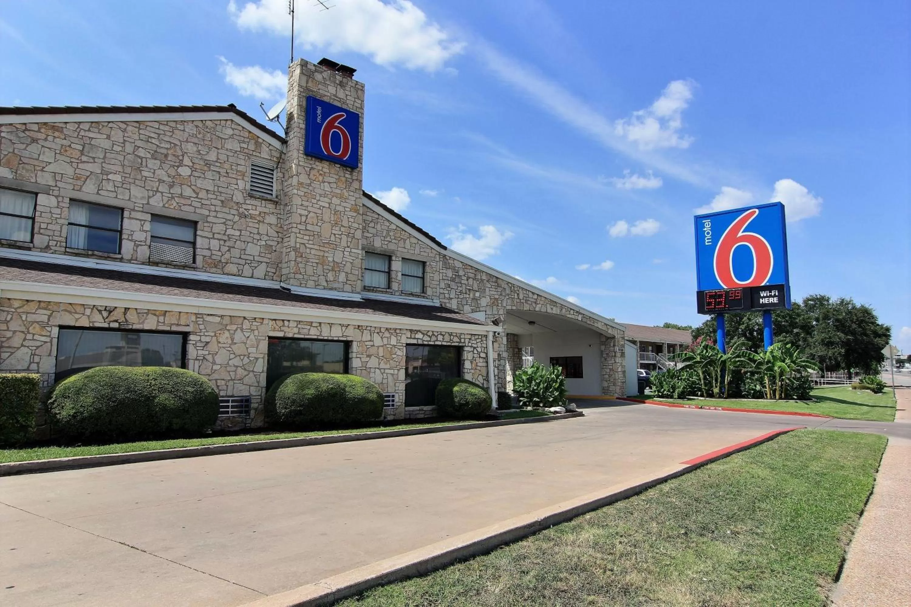 Facade/entrance in Motel 6 Austin, TX - Central Downtown UT