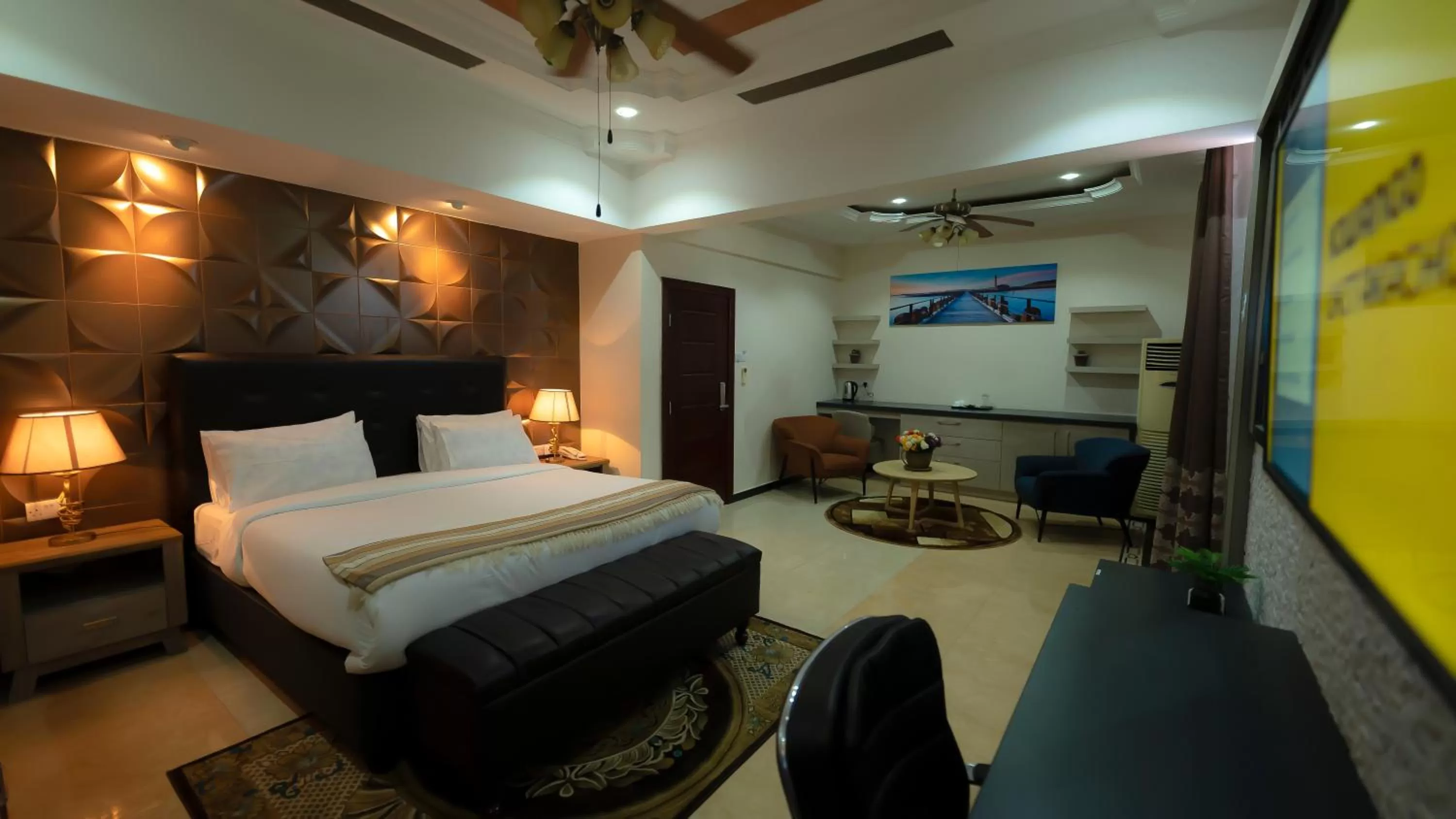 Photo of the whole room, Bed in Lantana Hotel