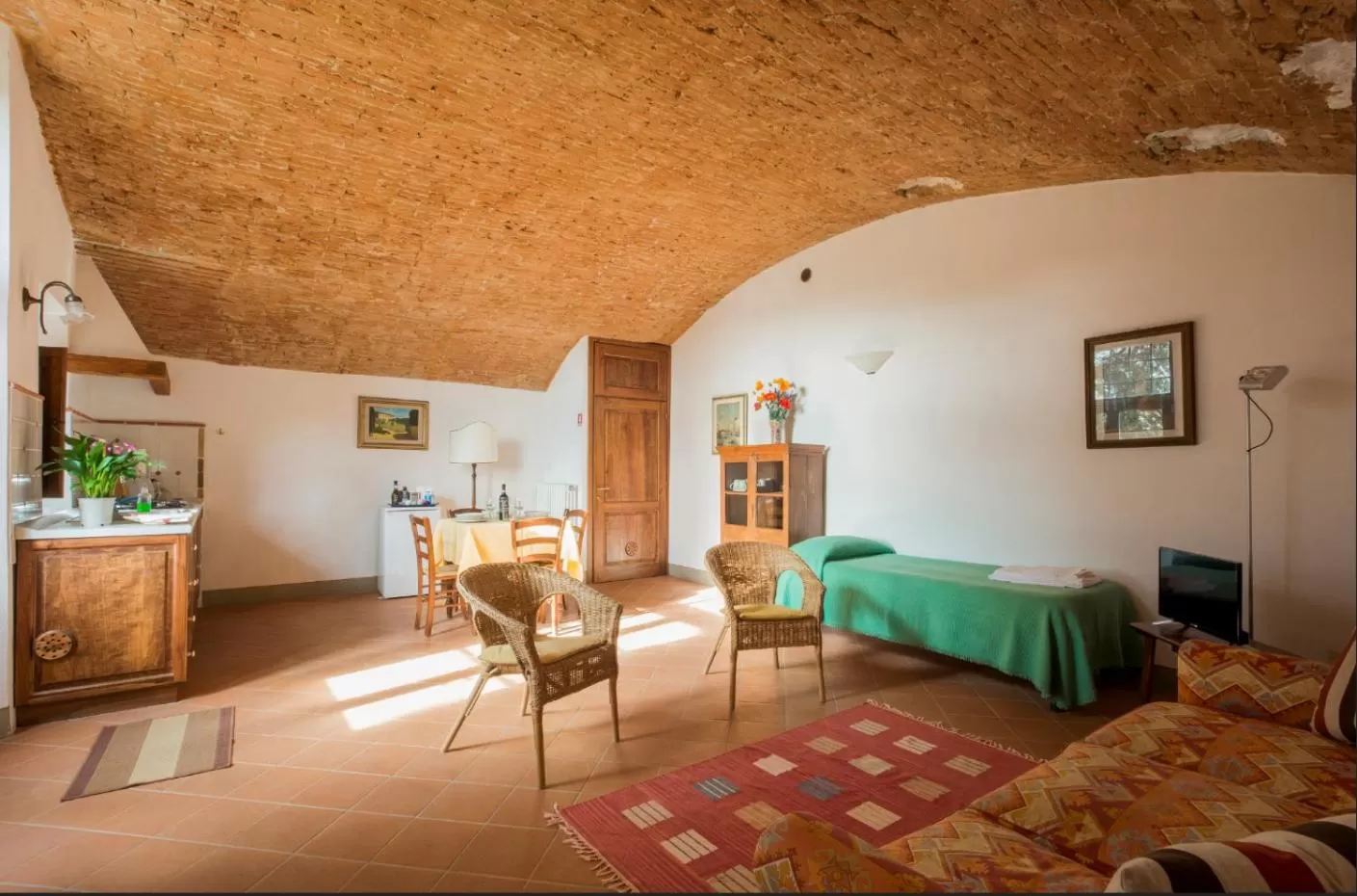 Kitchen or kitchenette, Bed in Borgo Bottaia