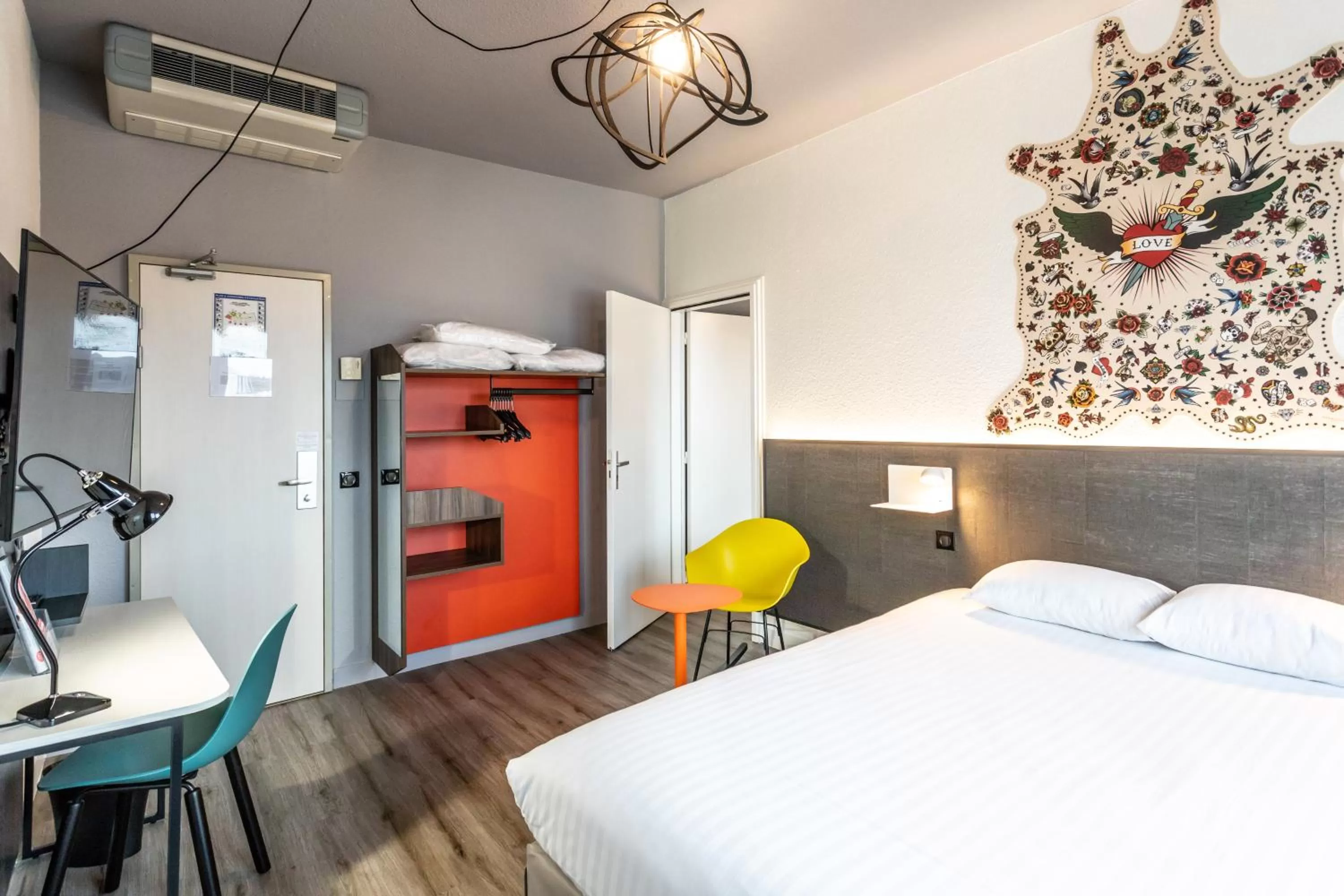 Photo of the whole room, Bed in Hôtel The Originals City Le Berry - proche centre-ville - Gare - parking - recharge véhicule