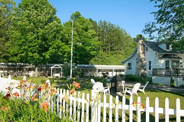 Property building in Peninsula Park-View Resort