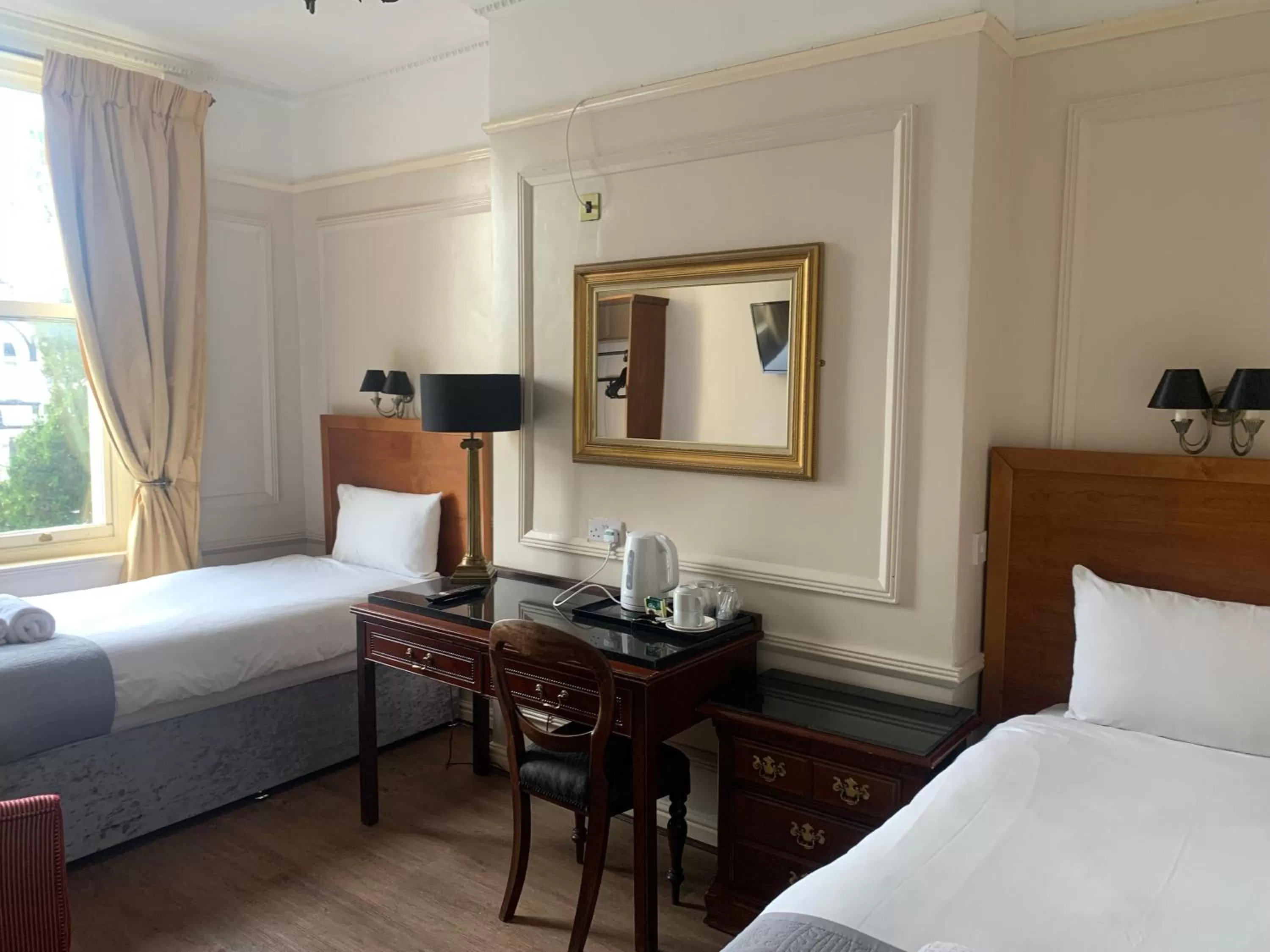 Bedroom, Bed in Beech Mount Hotel - Free Parking