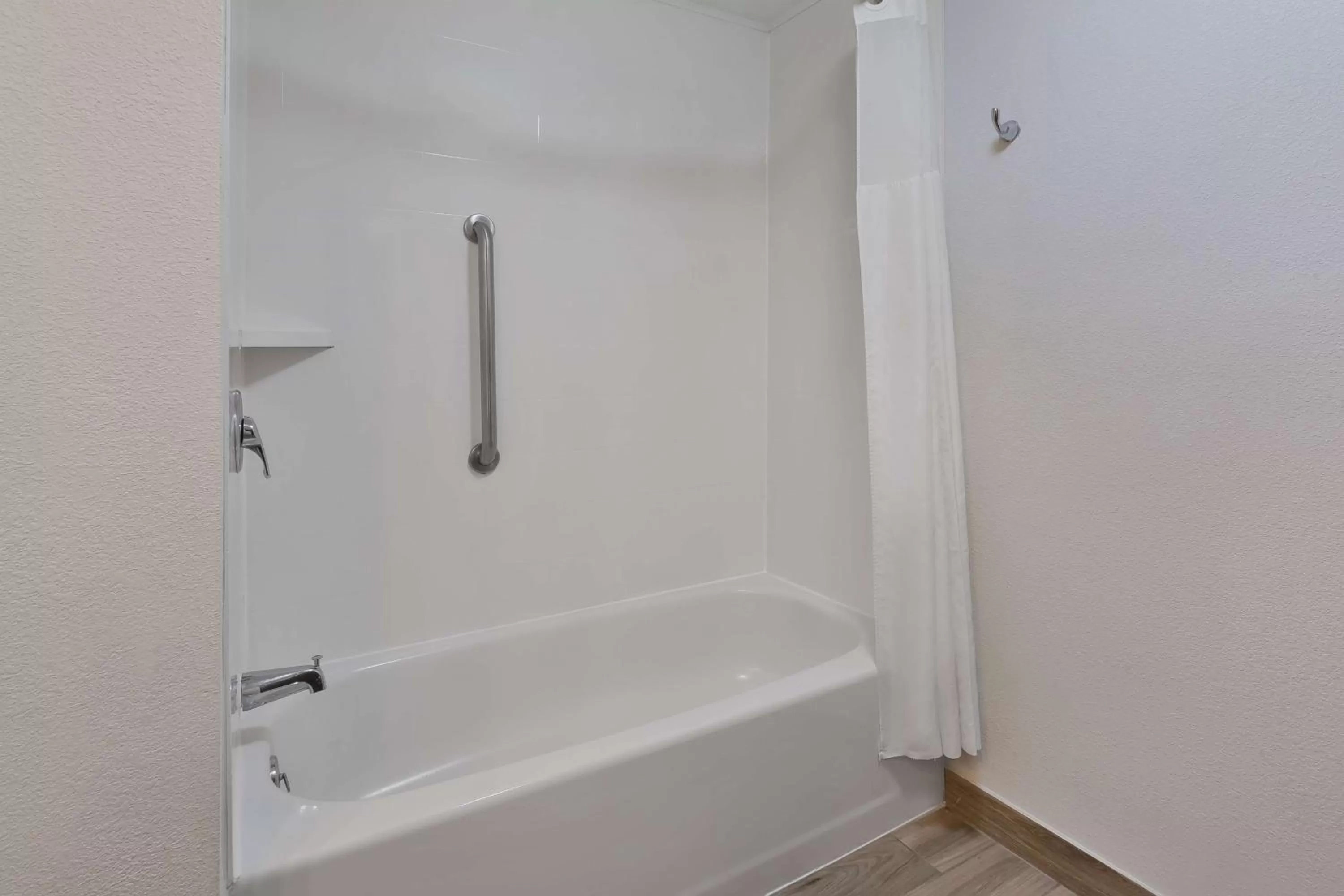 Bathroom in Hampton Inn Columbus/Delaware I-71 North