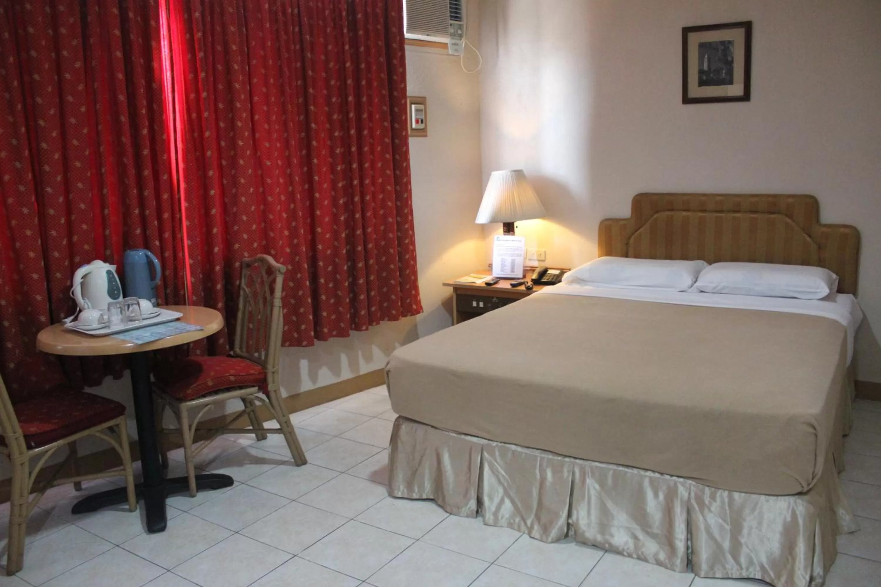 Bed in Elegant Circle Inn