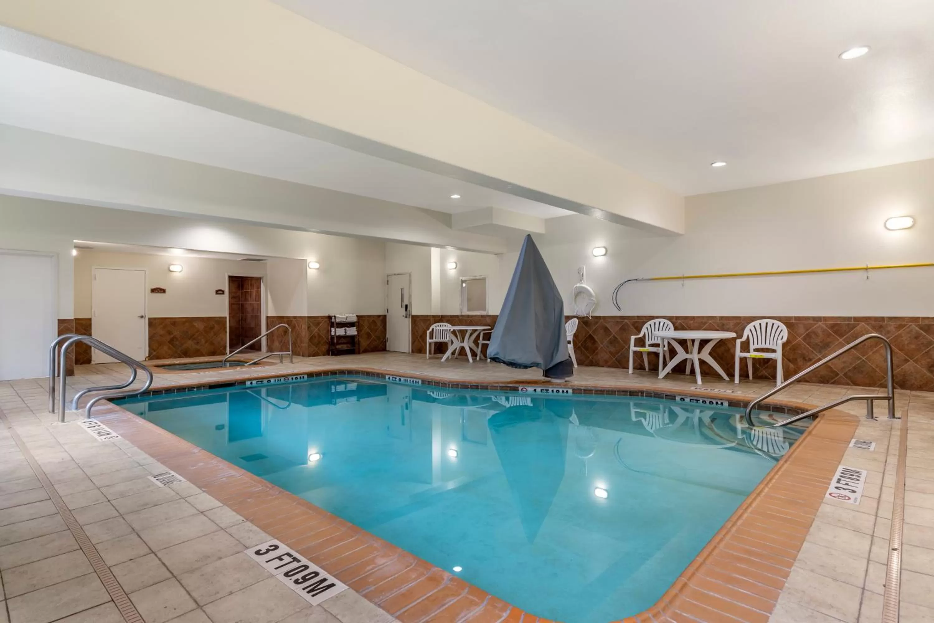 Swimming pool in Comfort Suites Medical Center near Six Flags