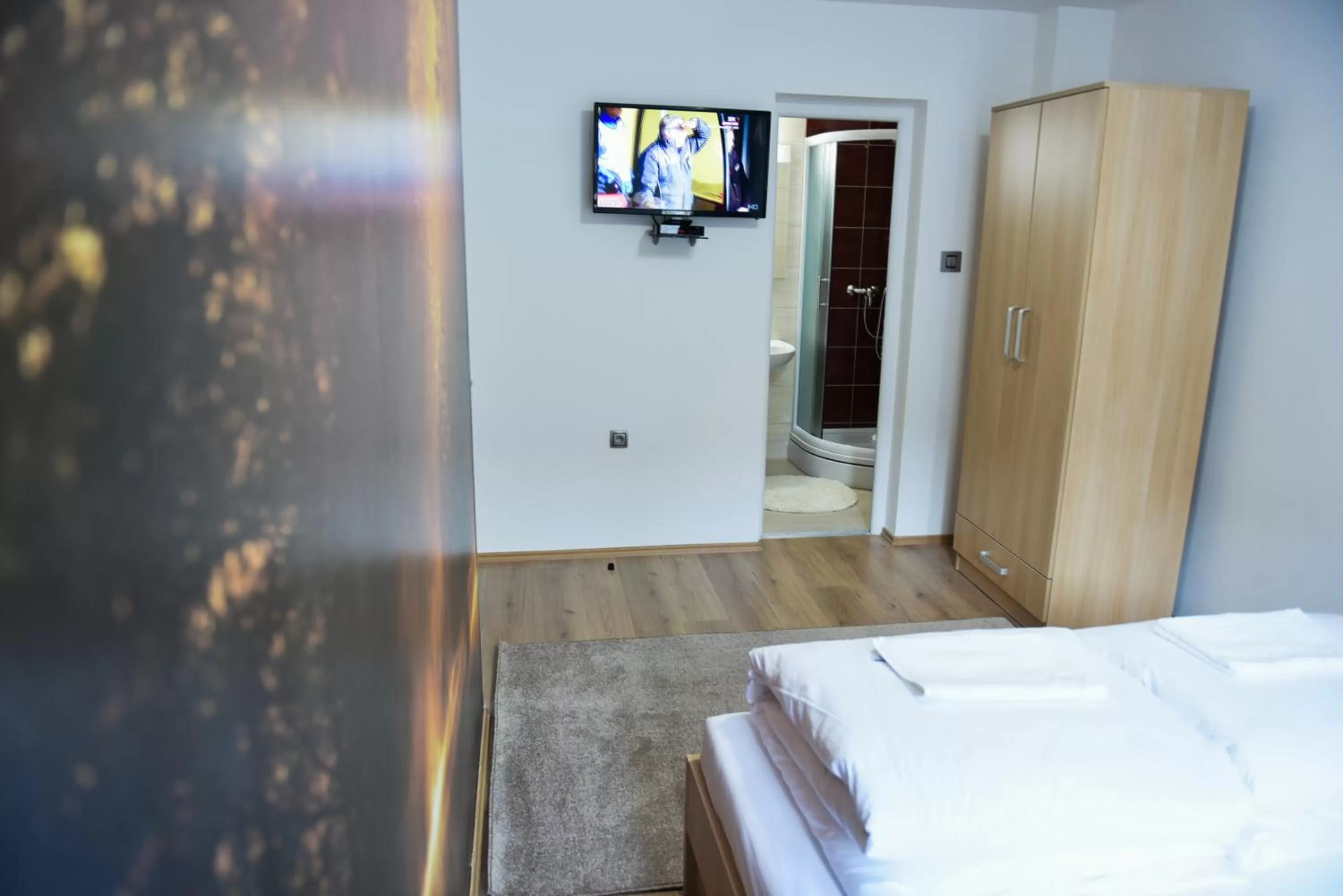 TV and multimedia, TV/Entertainment Center in Motel Alibi