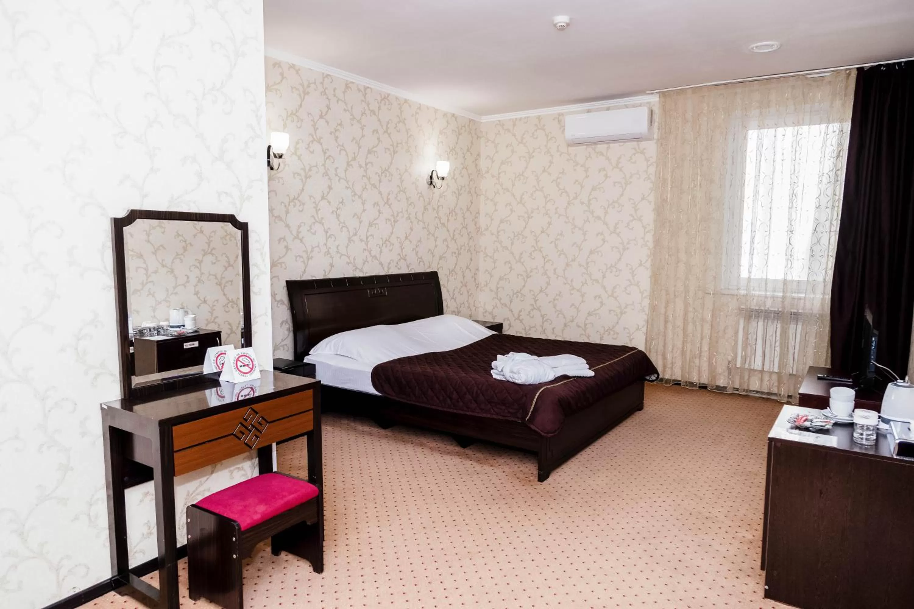 Photo of the whole room, Bed in Golden Palace