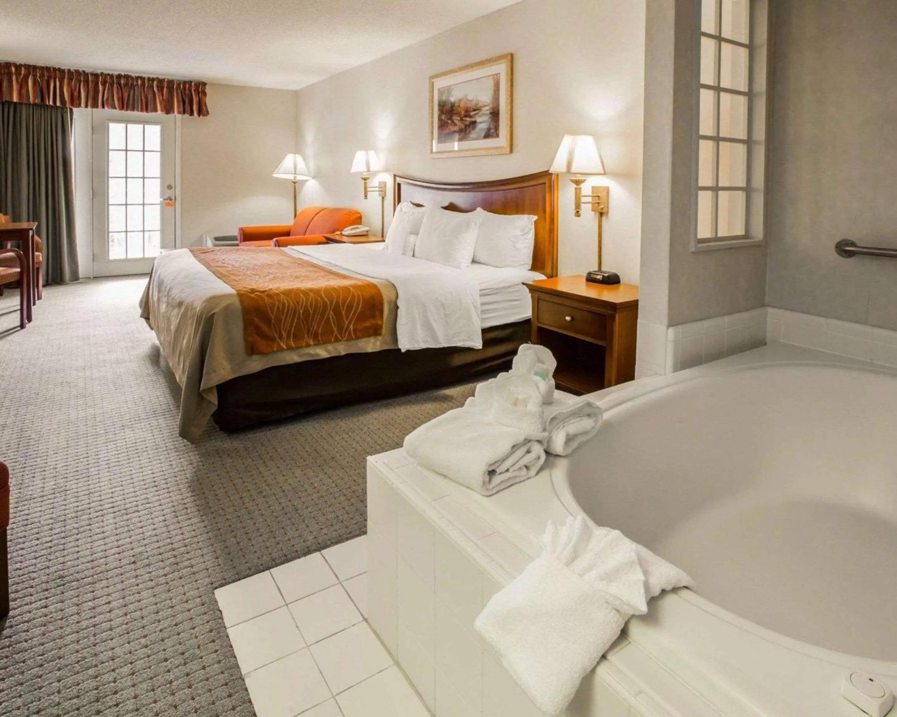 Photo of the whole room, Bed in Rodeway Inn & Suites Cherokee On the River