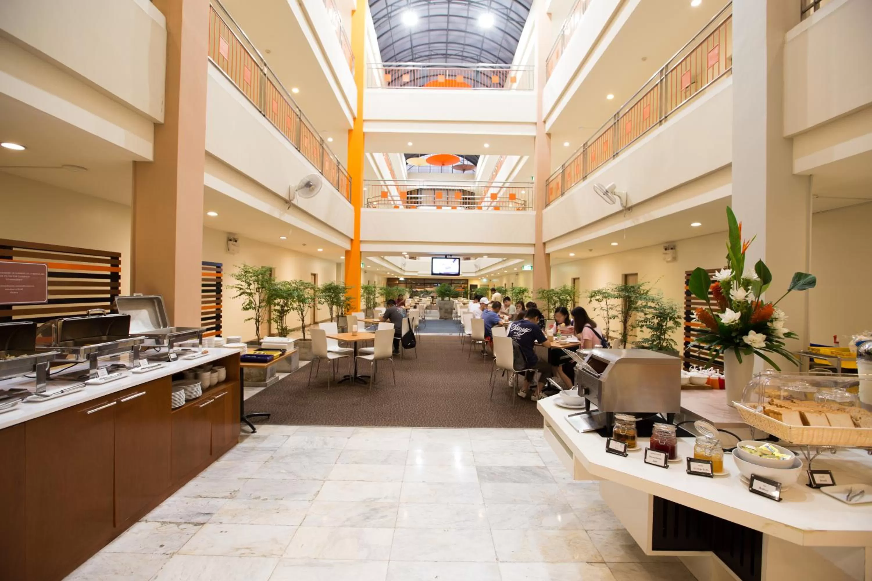 Restaurant/places to eat in Imm Hotel Thaphae Chiang Mai