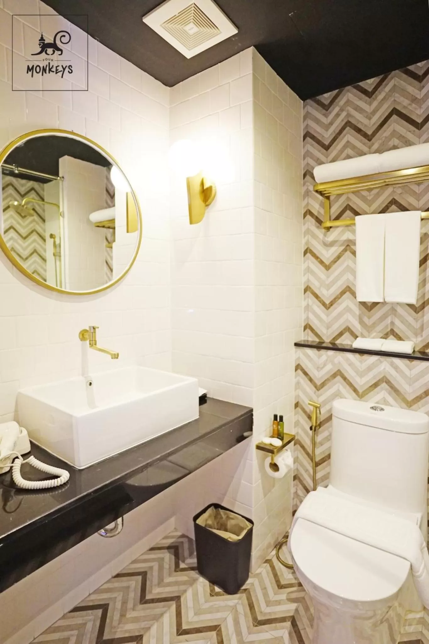 Toilet in 4 Monkeys Hotel