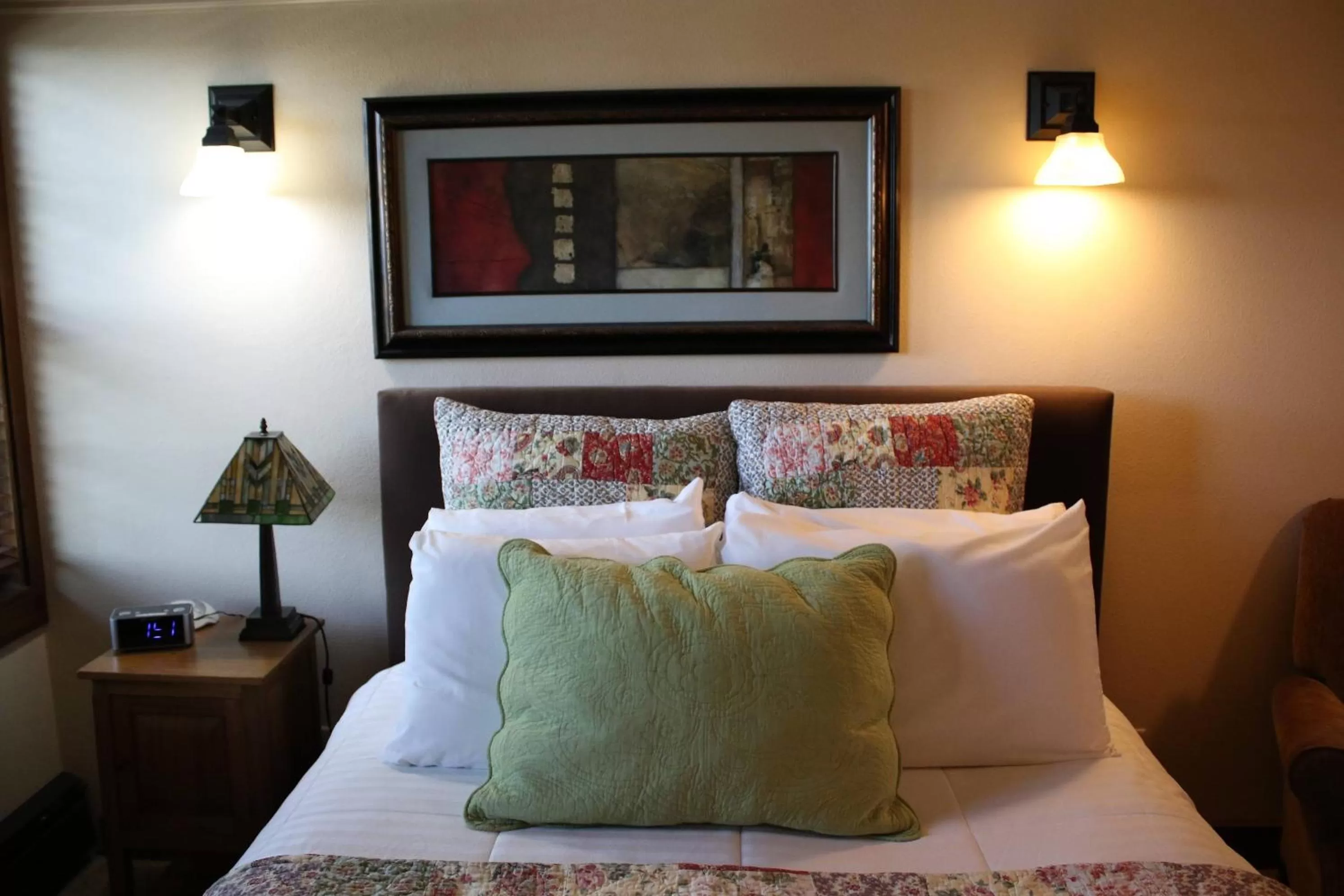 Bed in Iowa House Historic Inn