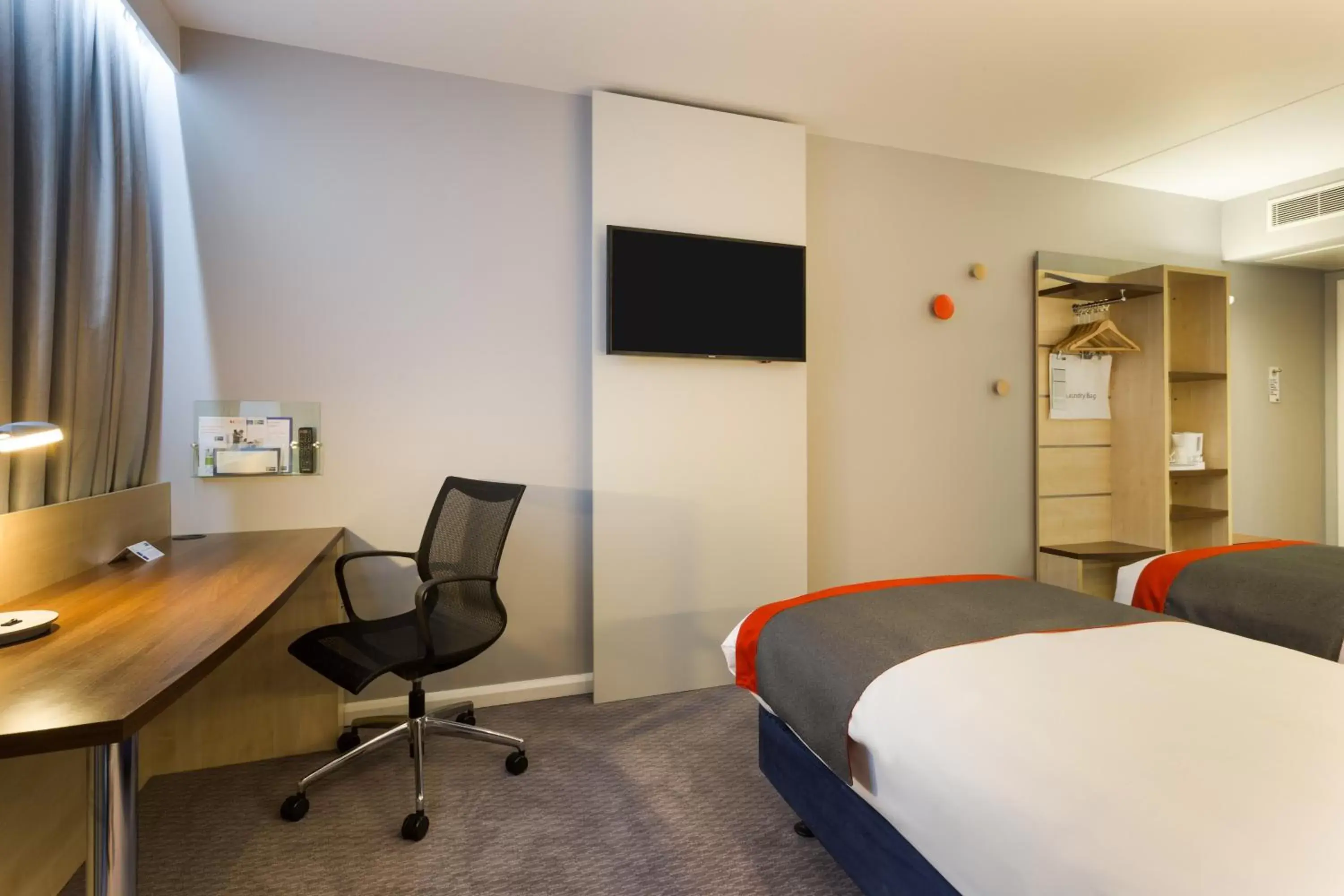 Standard Twin Room with Free Hot Breakfast - Accessible in Holiday Inn Express London - Watford Junction by IHG Standard Twin Room with Free Hot Breakfast - Accessible in Holiday Inn Express London - Watford Junction by IHG