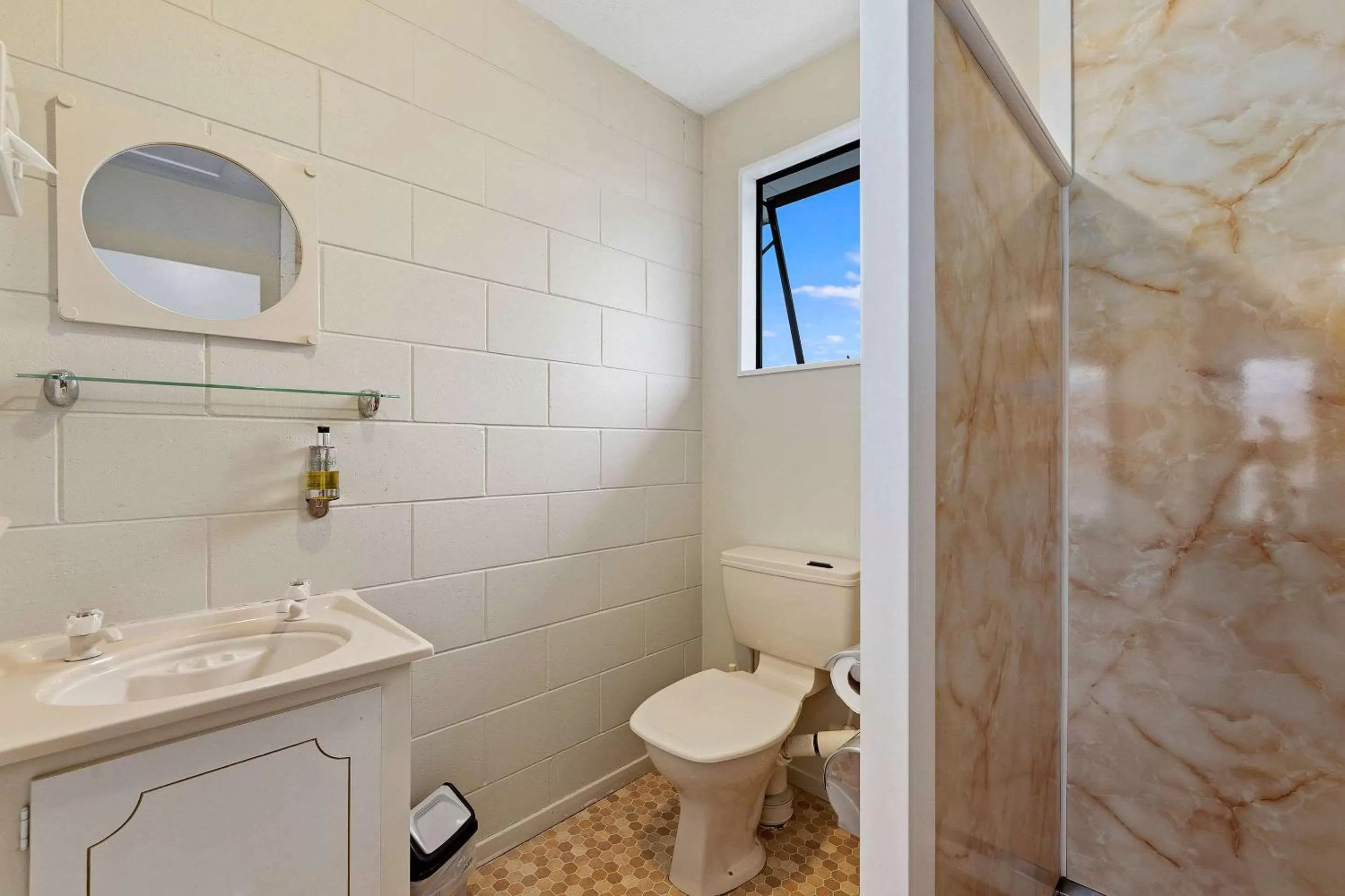 Bathroom in Econo Lodge Canterbury Court Motel