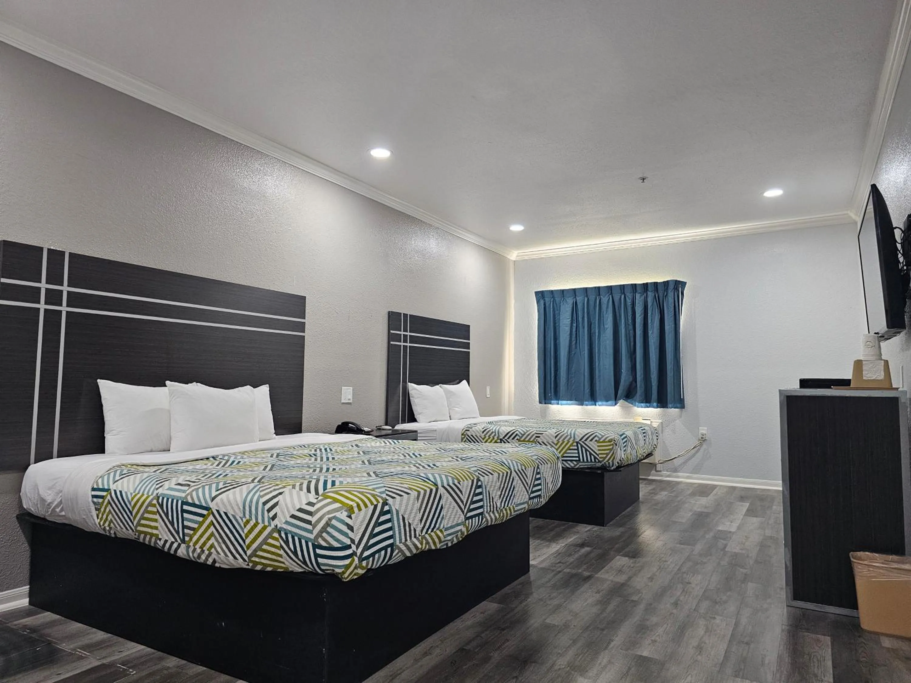 Queen Room with Two Queen Beds - Disability Access - Roll In Shower in Motel 6-Houston, TX - 249 - Willowbrook