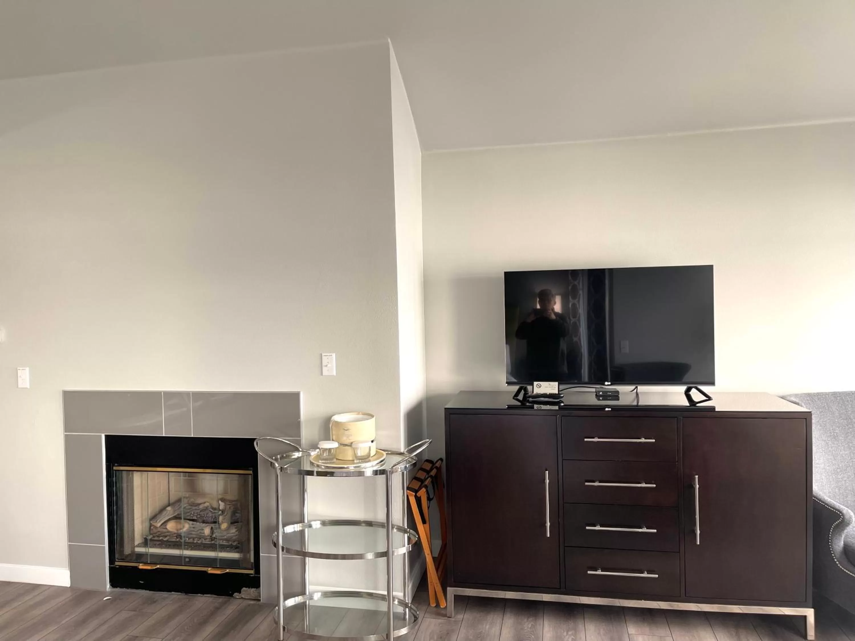 TV and multimedia in Tides Inn & Suites