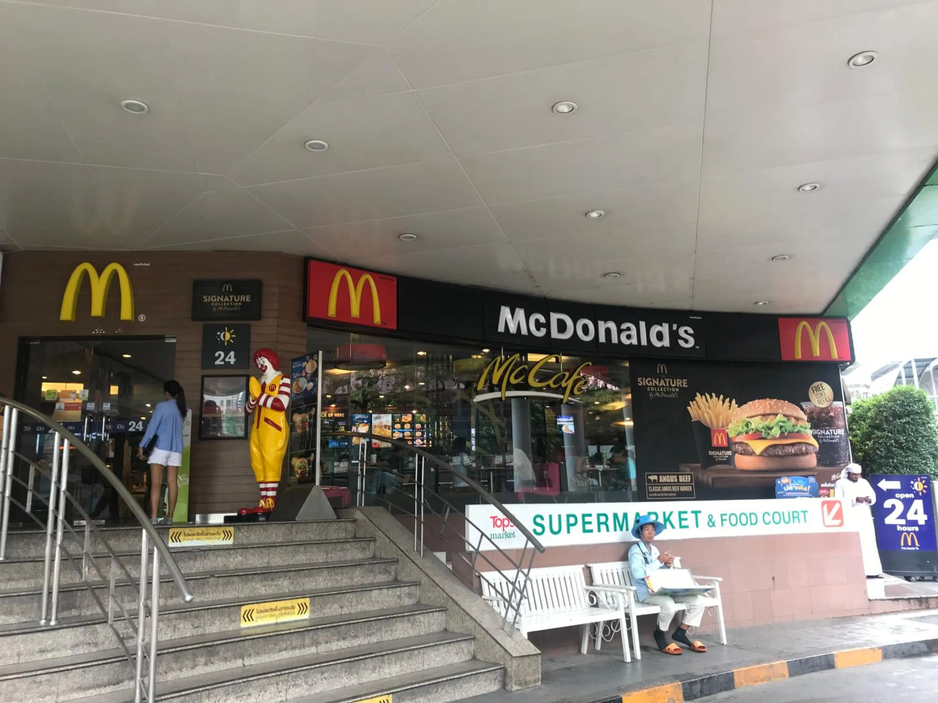 Restaurant/places to eat in Twin Peaks Sukhumvit Suites