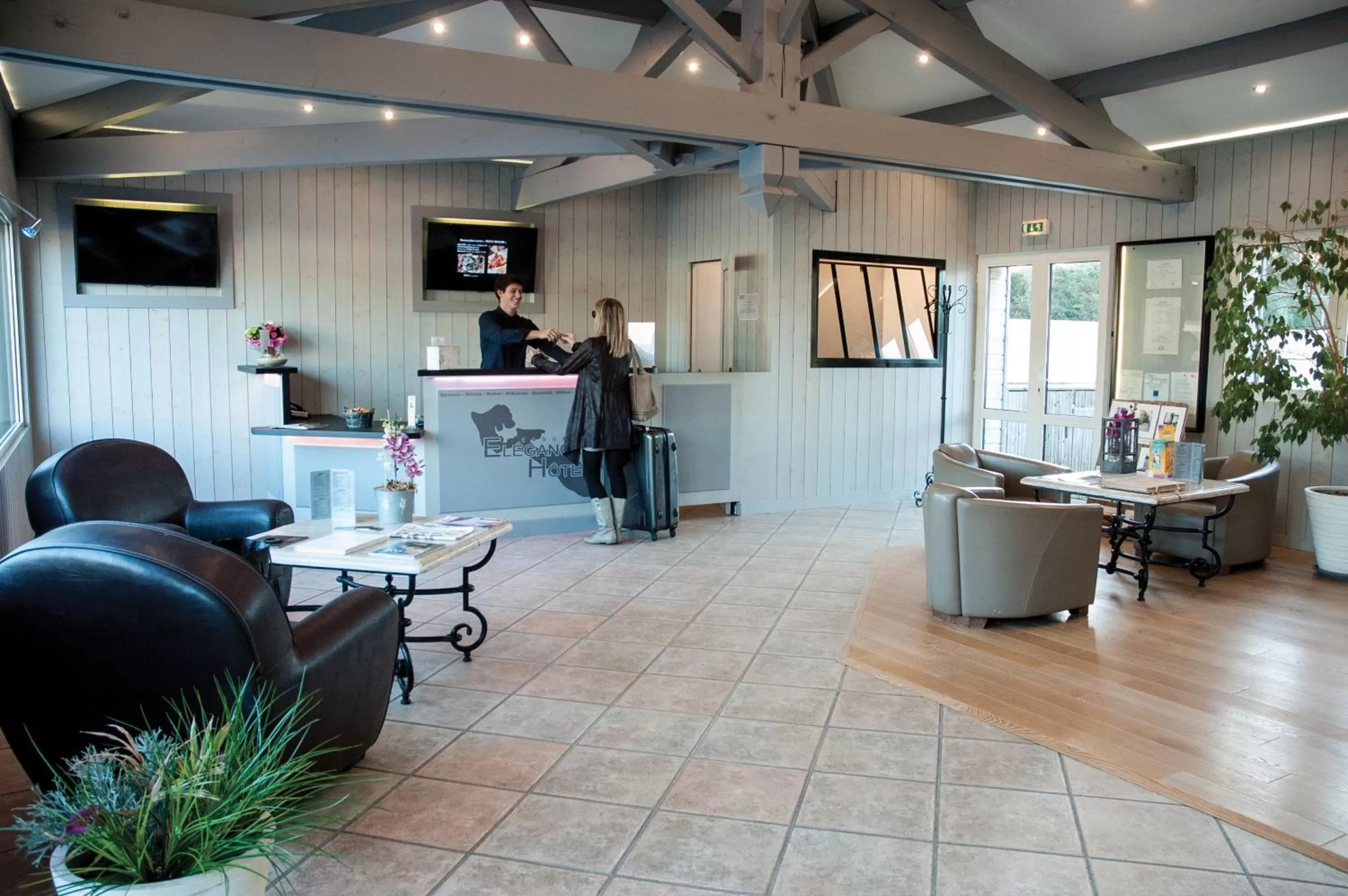 Lobby or reception in Elégance Suites Hôtel