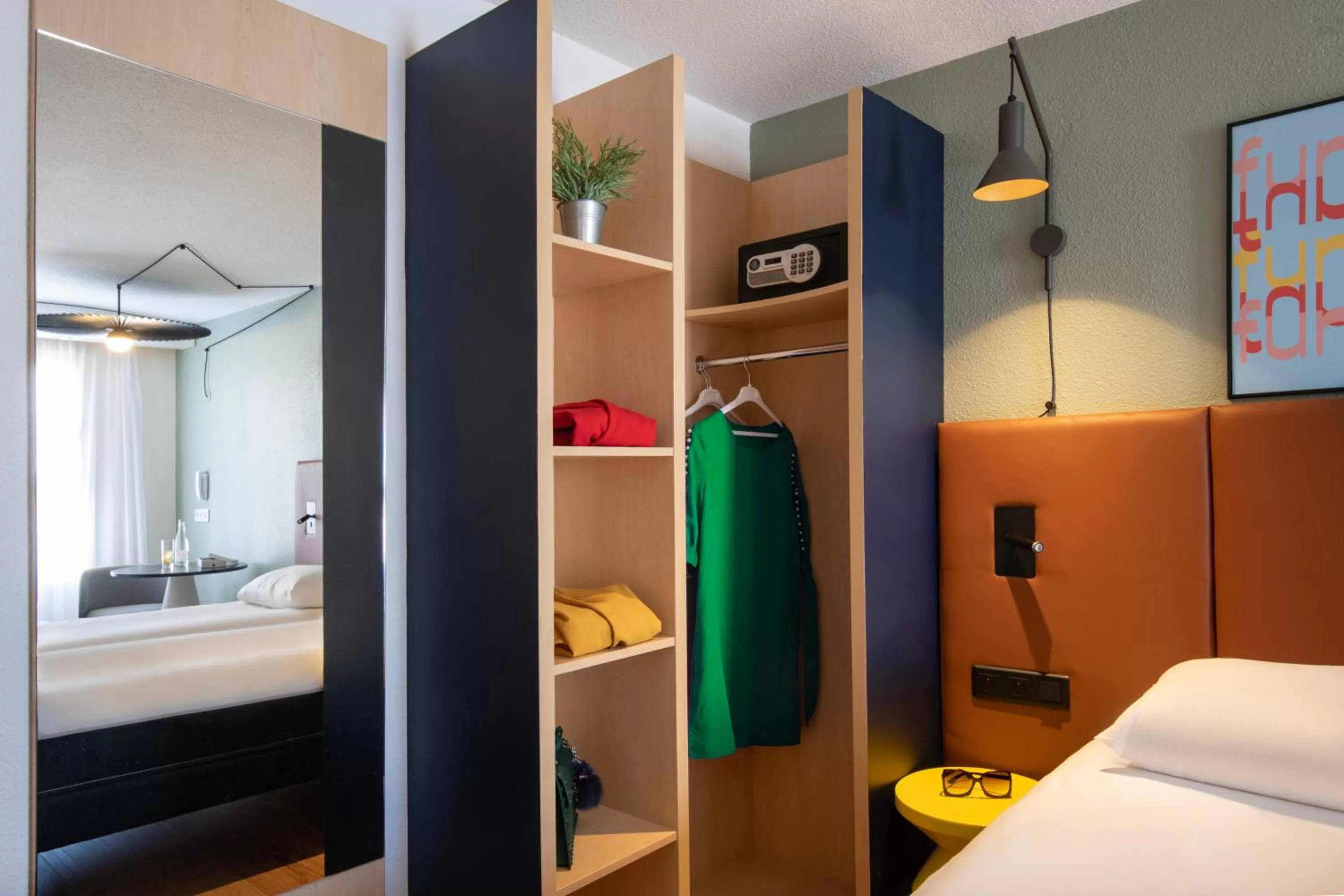 Photo of the whole room, Bed in ibis Cannes Centre