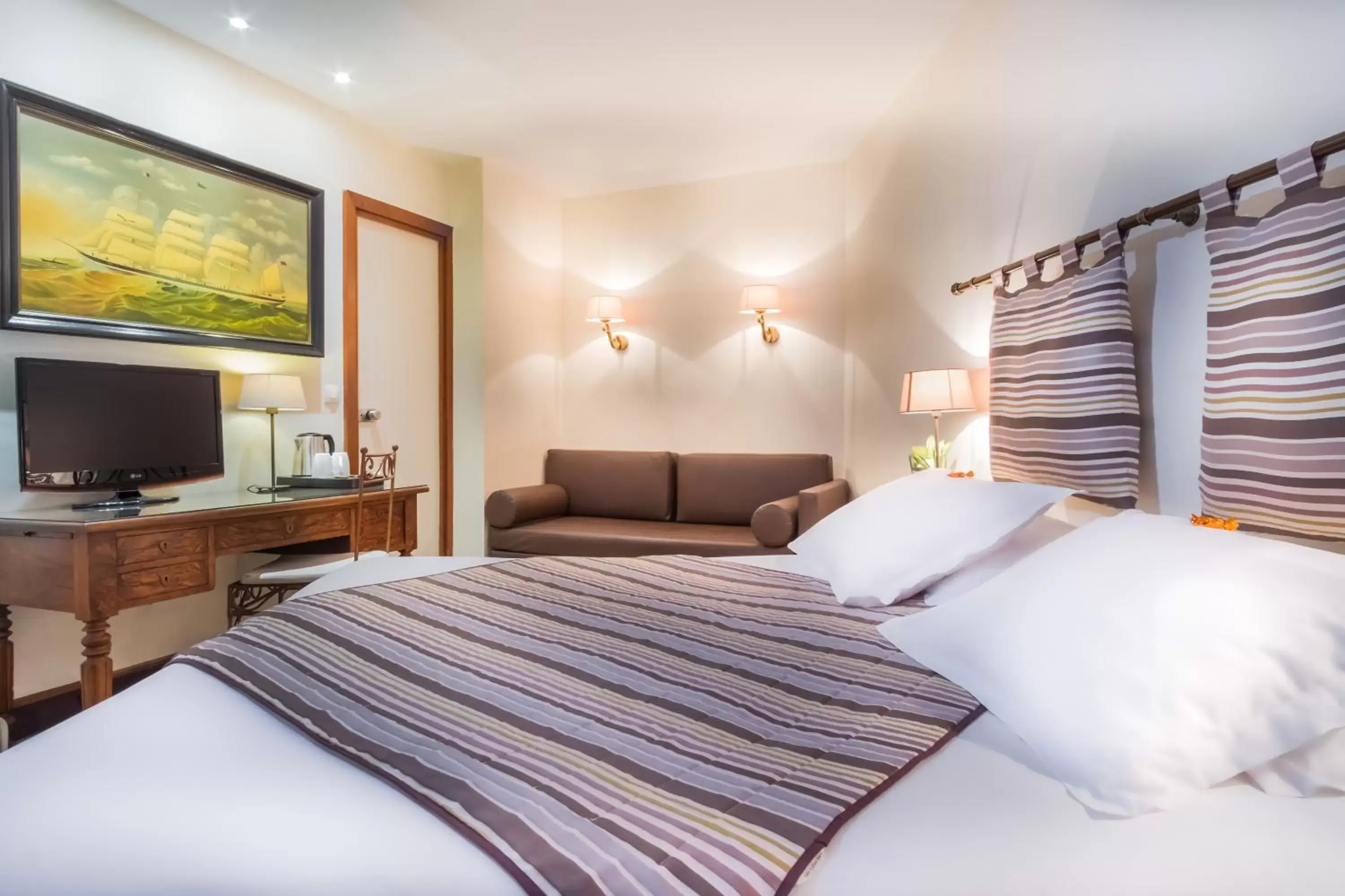 Family Room in Waldorf Montparnasse Family Room in Waldorf Montparnasse