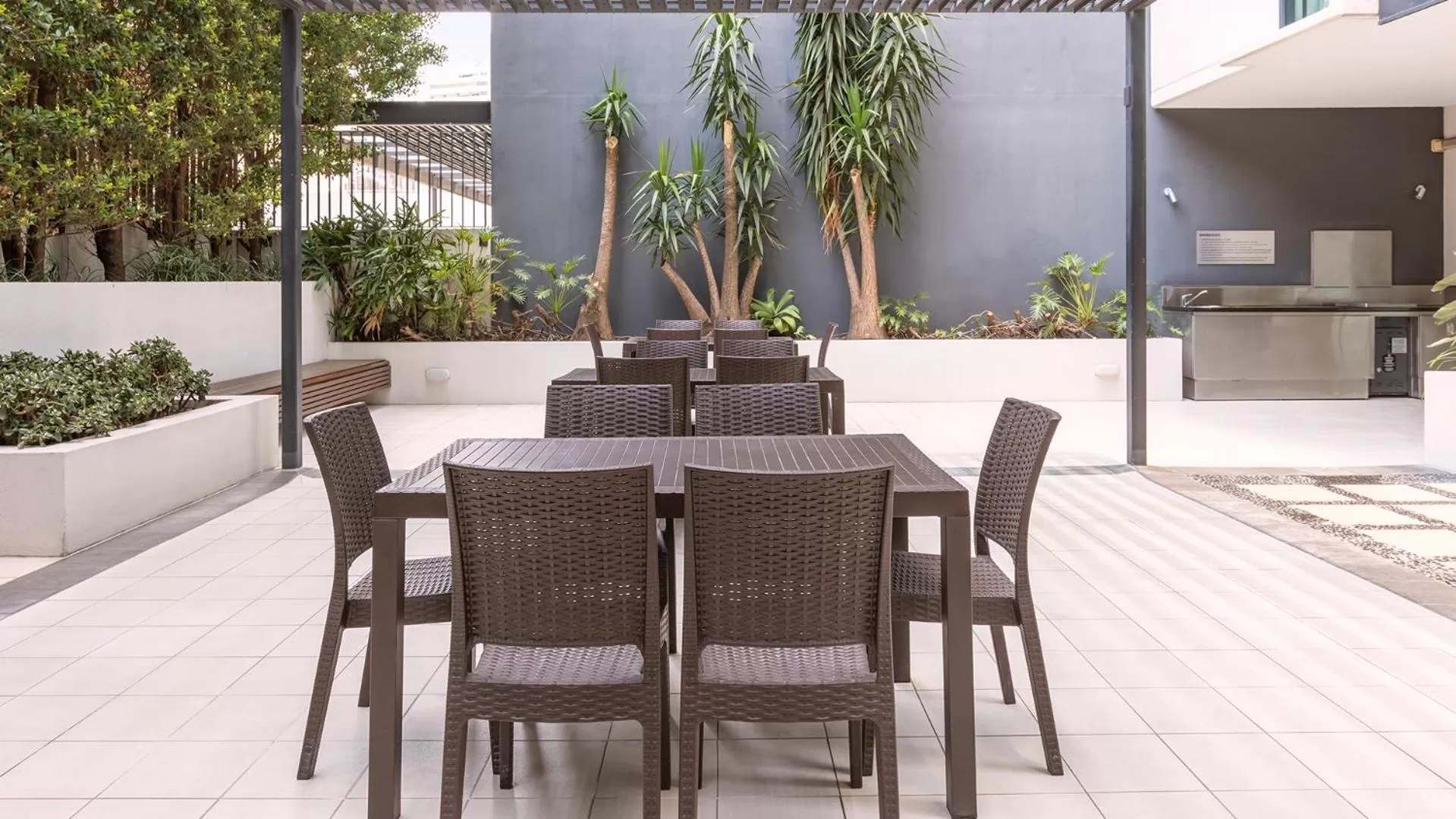 BBQ facilities in Oaks Brisbane on Charlotte Suites