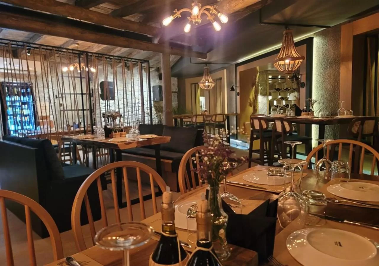 Restaurant/places to eat in Dim's Hotel & Restaurant