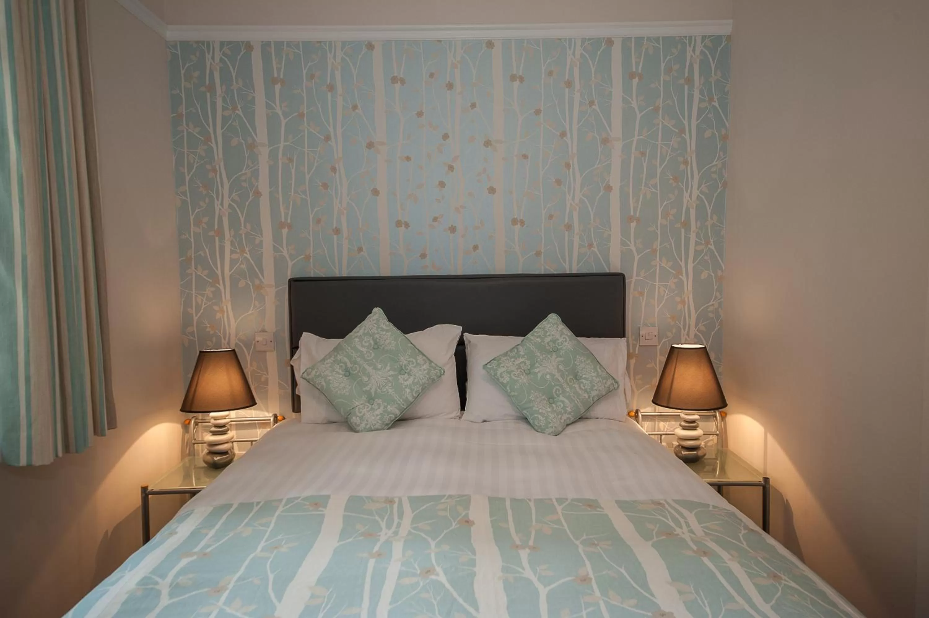 Bed in The Royal Hotel and Bar