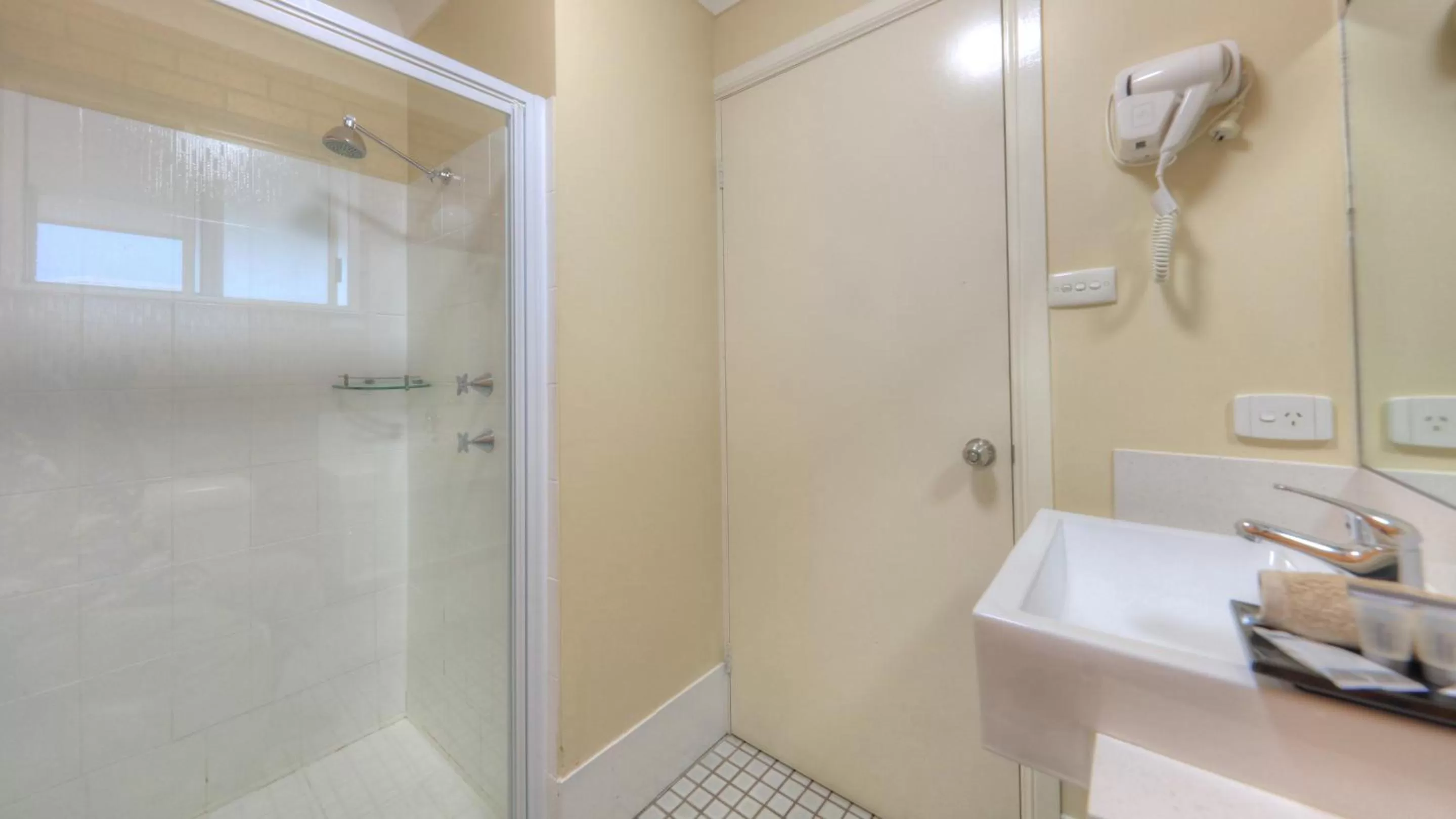 Bathroom in Rosebourne Gardens Motel