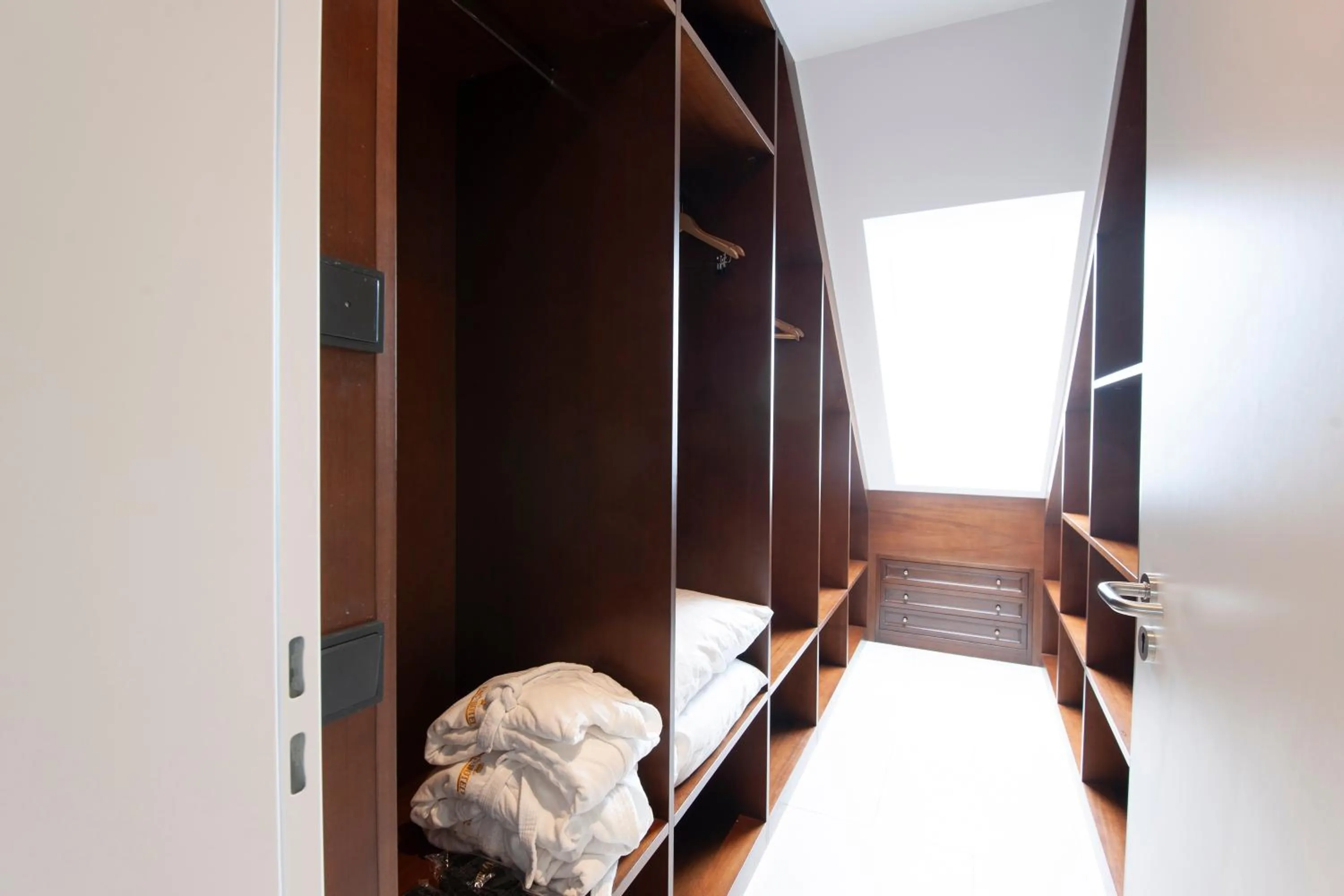 wardrobe, Bed in AdvaStay by KING's