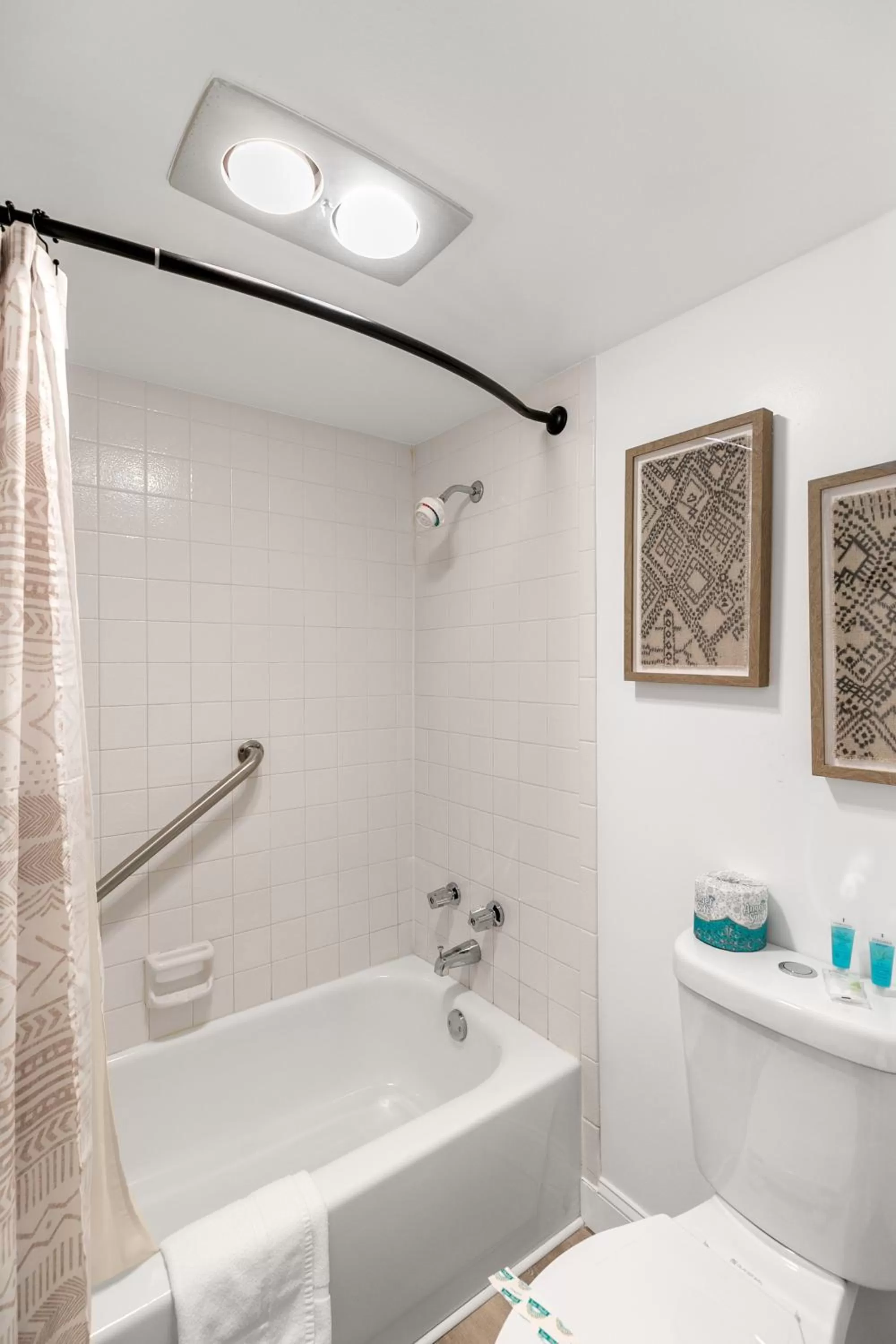 Shower in Candlewick Inn and Suites