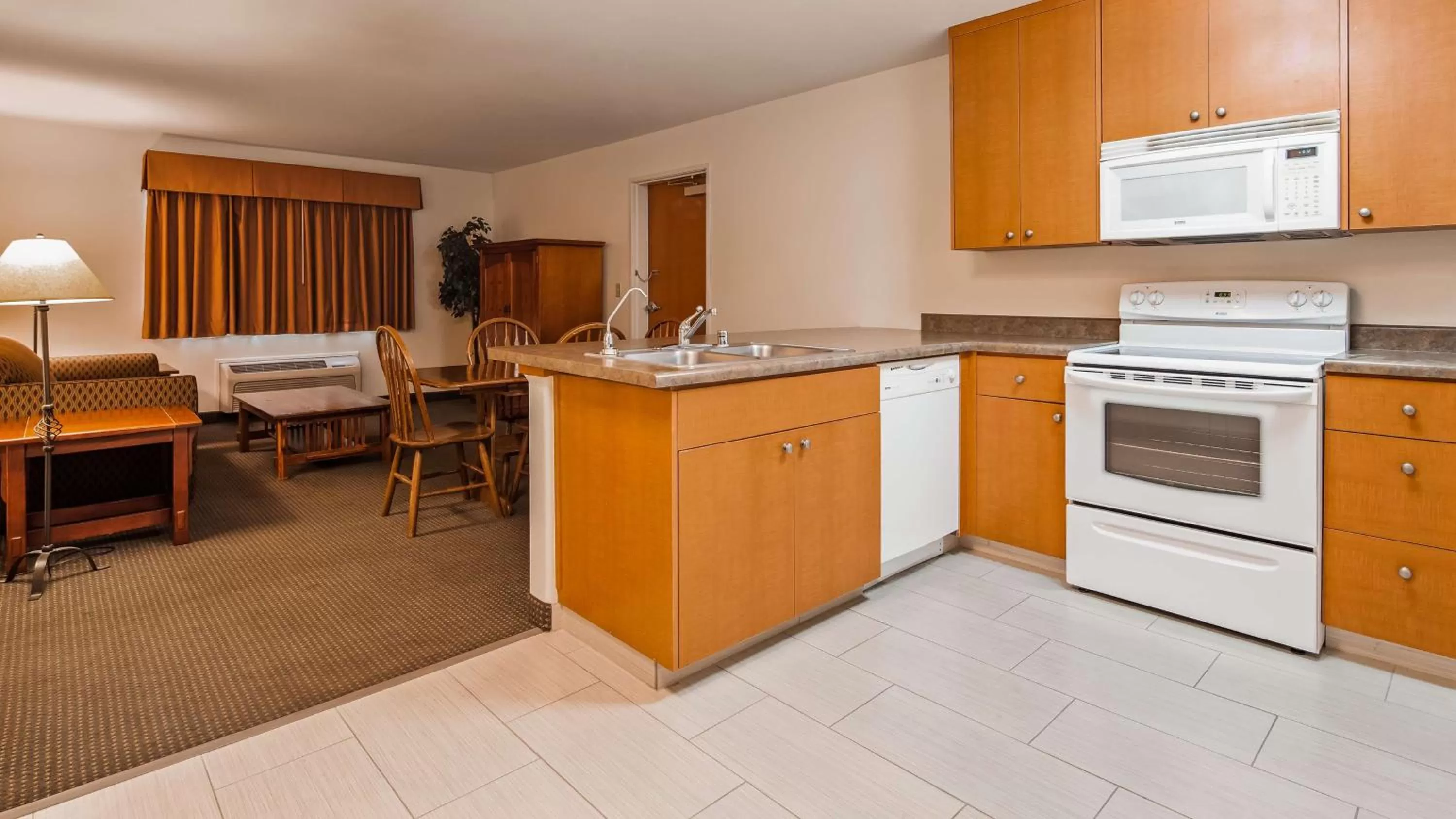 Photo of the whole room, Kitchen/Kitchenette in Best Western Rose Quartz Inn