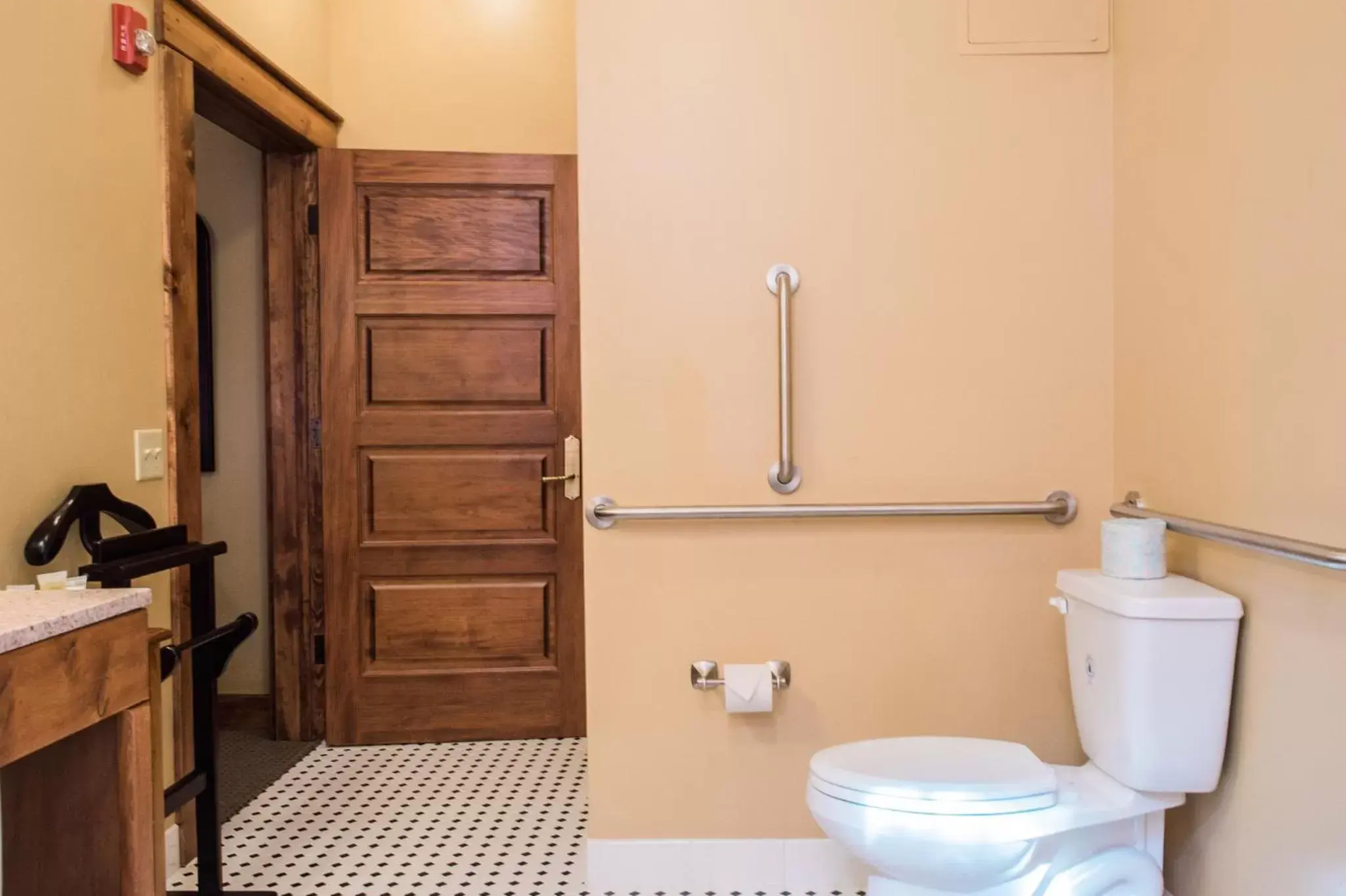 Double Room - Disability Access in Weatherford Hotel Double Room - Disability Access in Weatherford Hotel