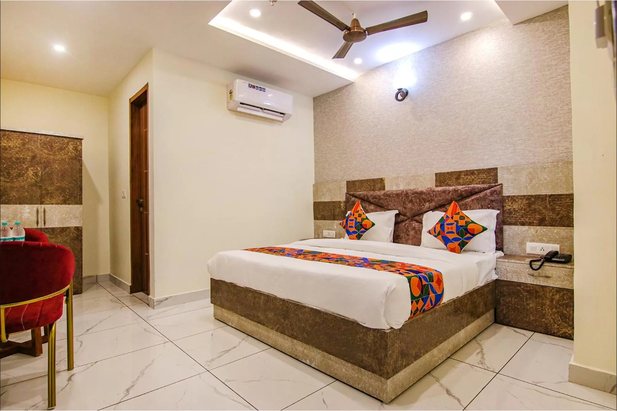 Living room, Bed in FabHotel Meridian Inn