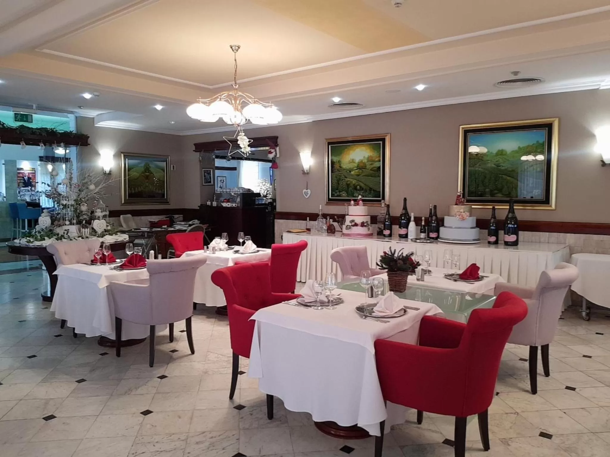 Restaurant/places to eat in Hotel Phoenix