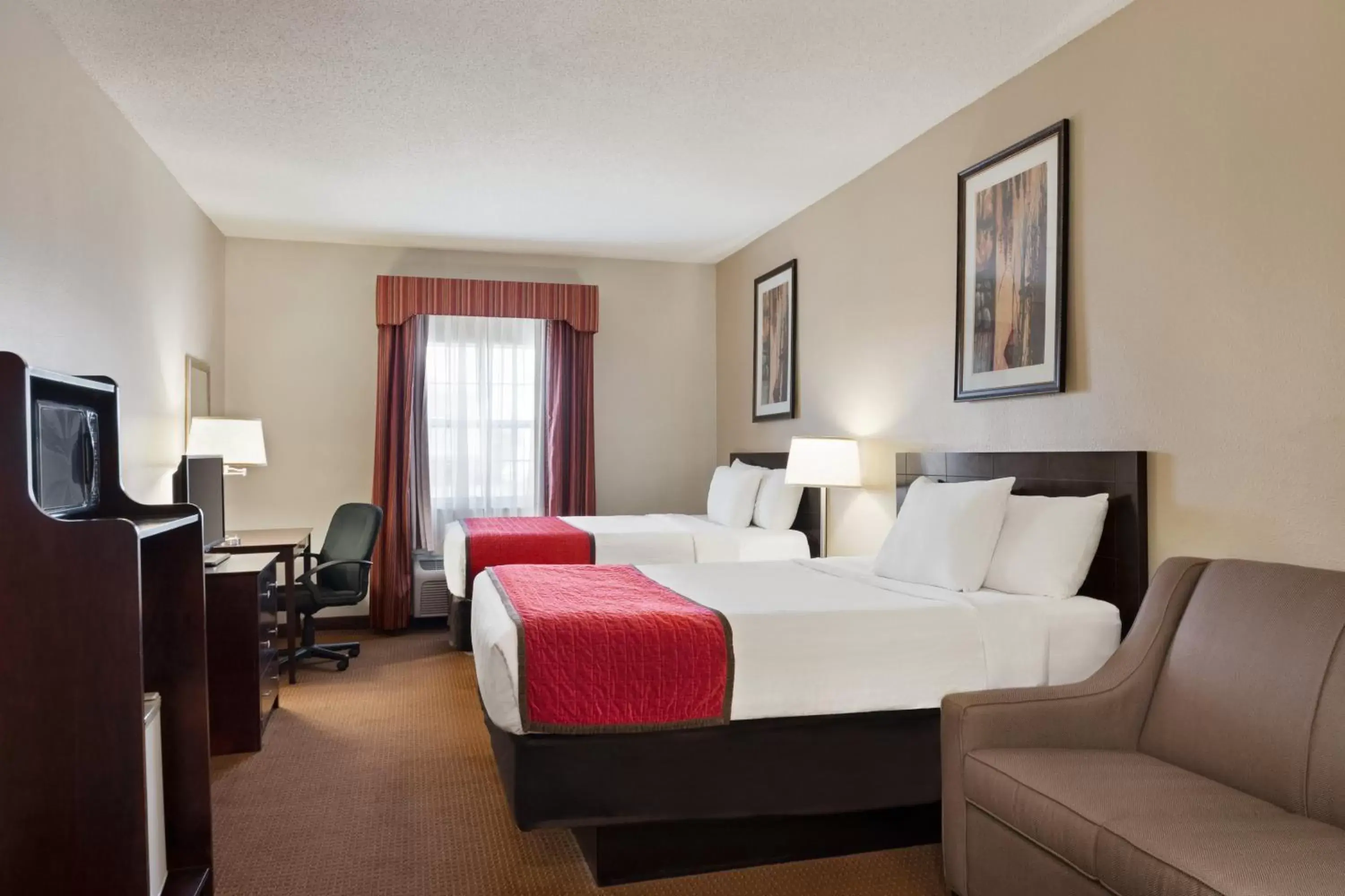 Queen Room with Two Queen Beds and Bath Tub - Mobility Accessible/Non-Smoking in Ramada by Wyndham Elizabethtown Queen Room with Two Queen Beds and Bath Tub - Mobility Accessible/Non-Smoking in Ramada by Wyndham Elizabethtown
