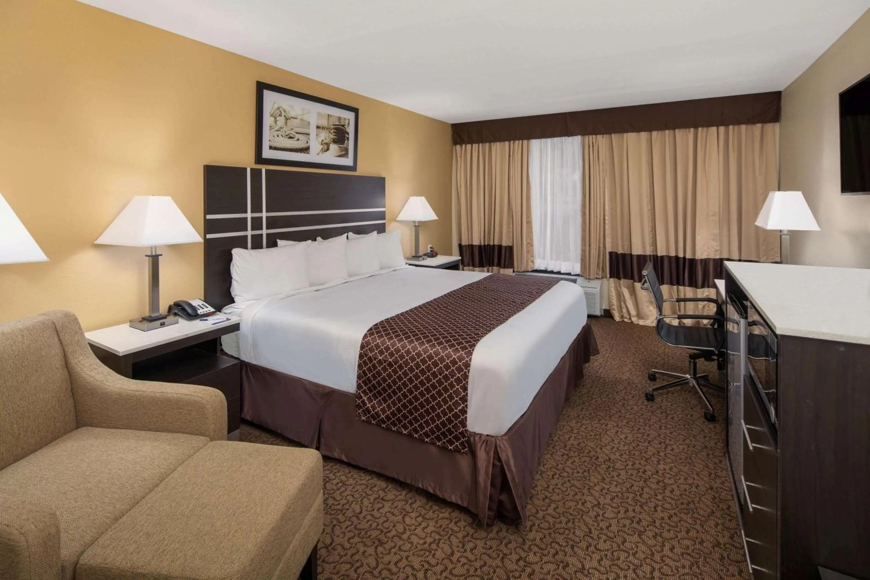 Photo of the whole room, Bed in Baymont Inn & Suites by Wyndham Hammond