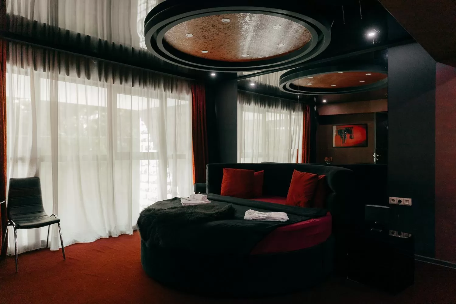 Living room, Bed in Royal Plaza Hotel