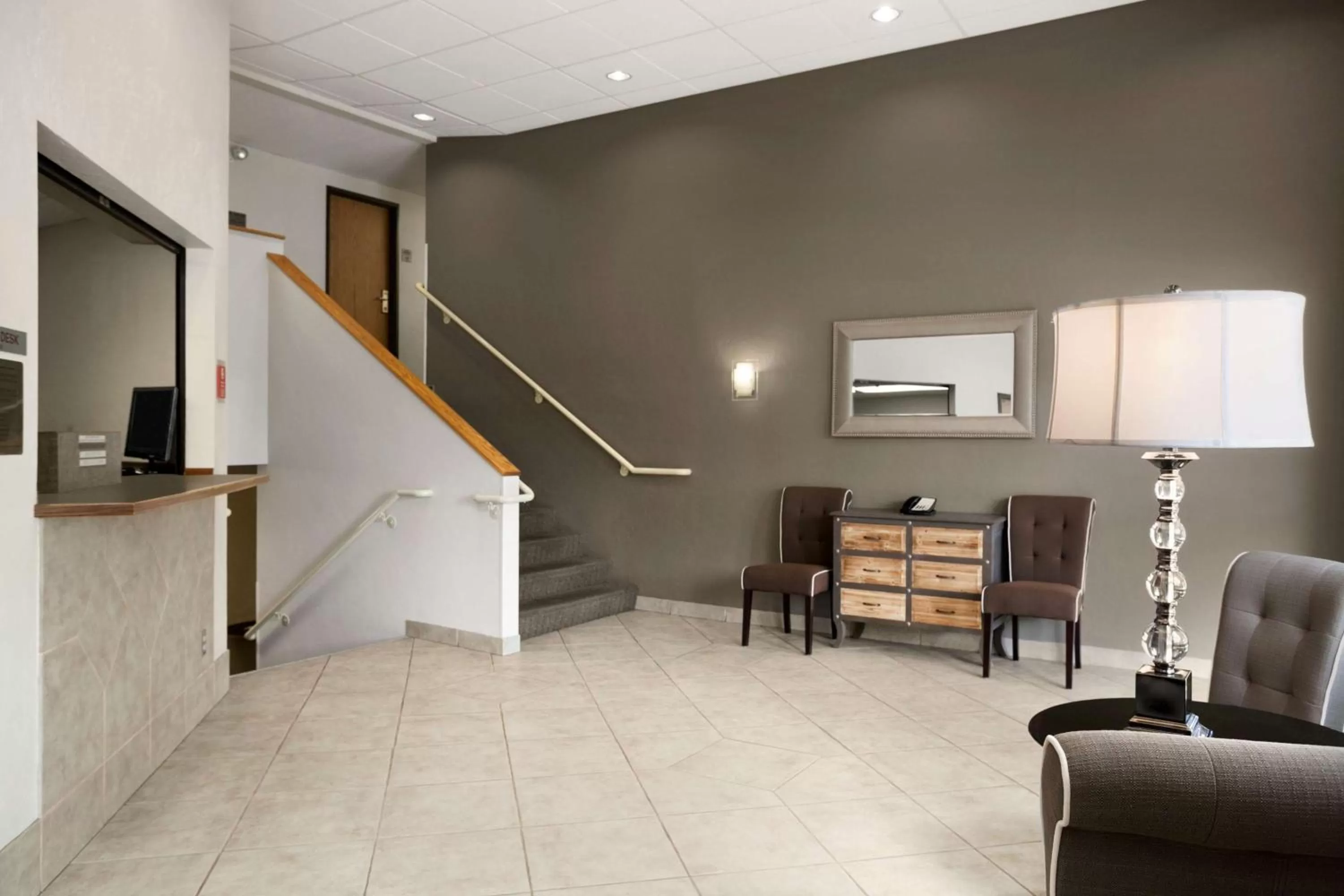 Lobby or reception in Super 8 by Wyndham Portland Airport