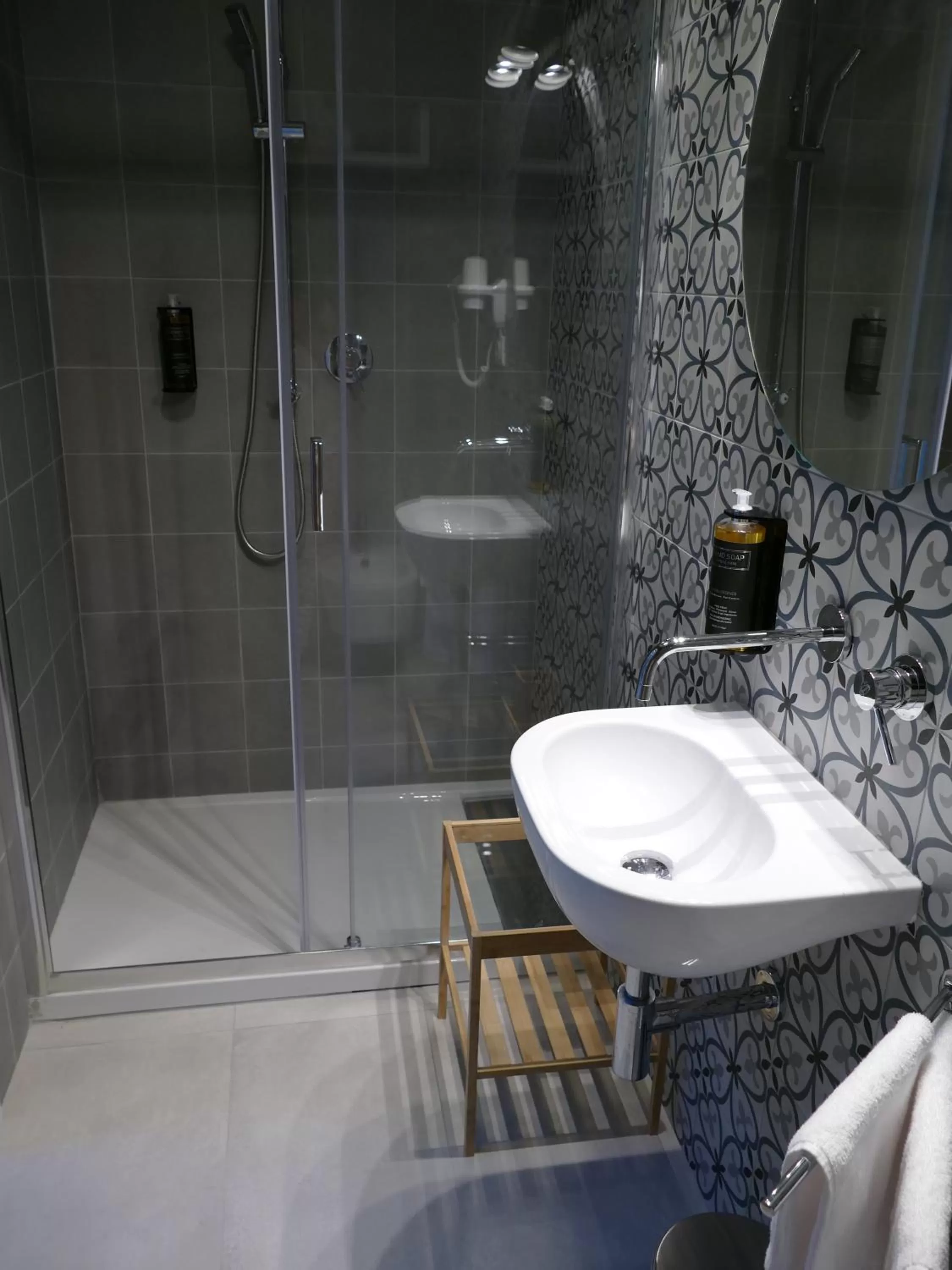 Shower in L'Ancora B&B