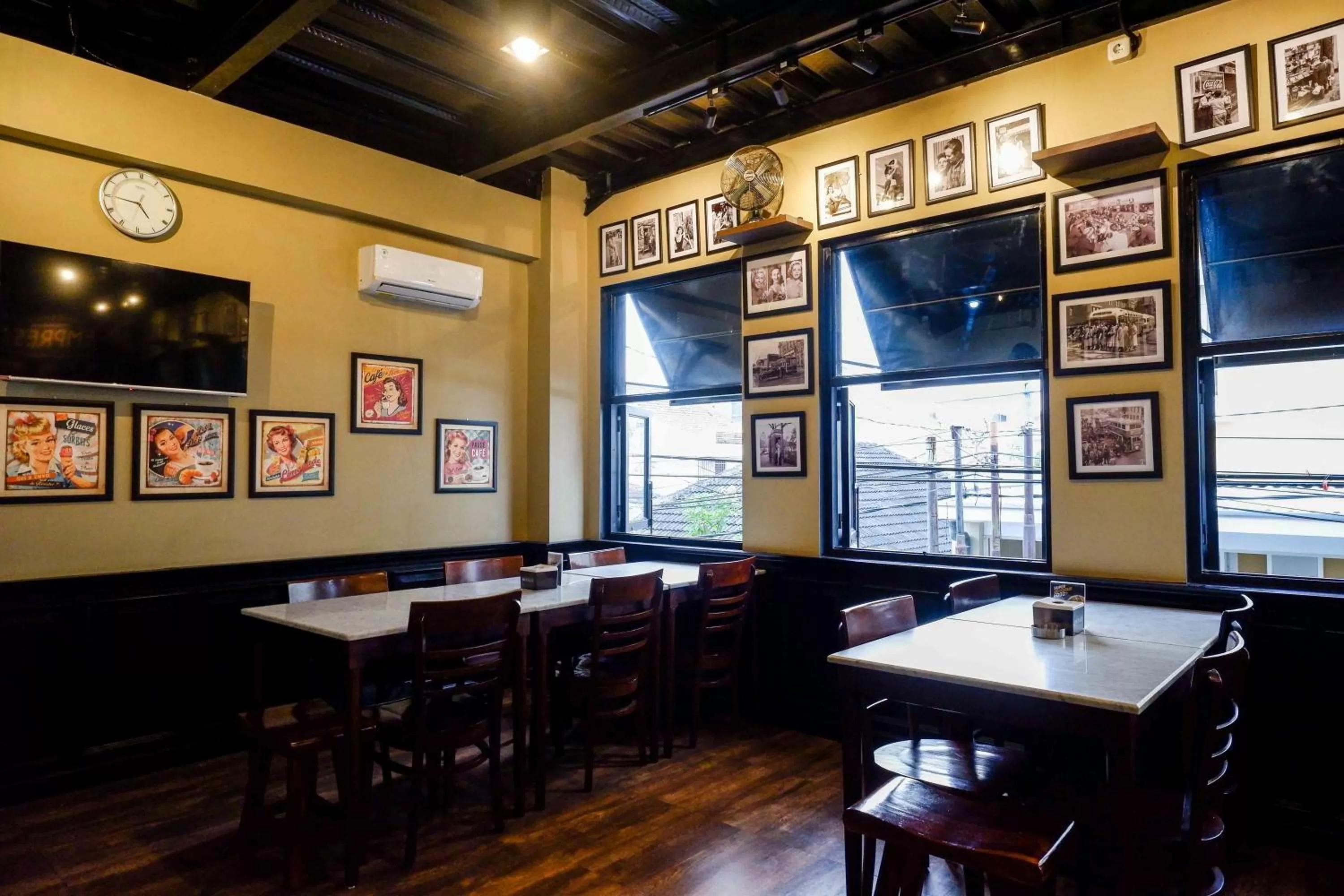 Restaurant/places to eat in Sans Hotel Empress Simpang Lima