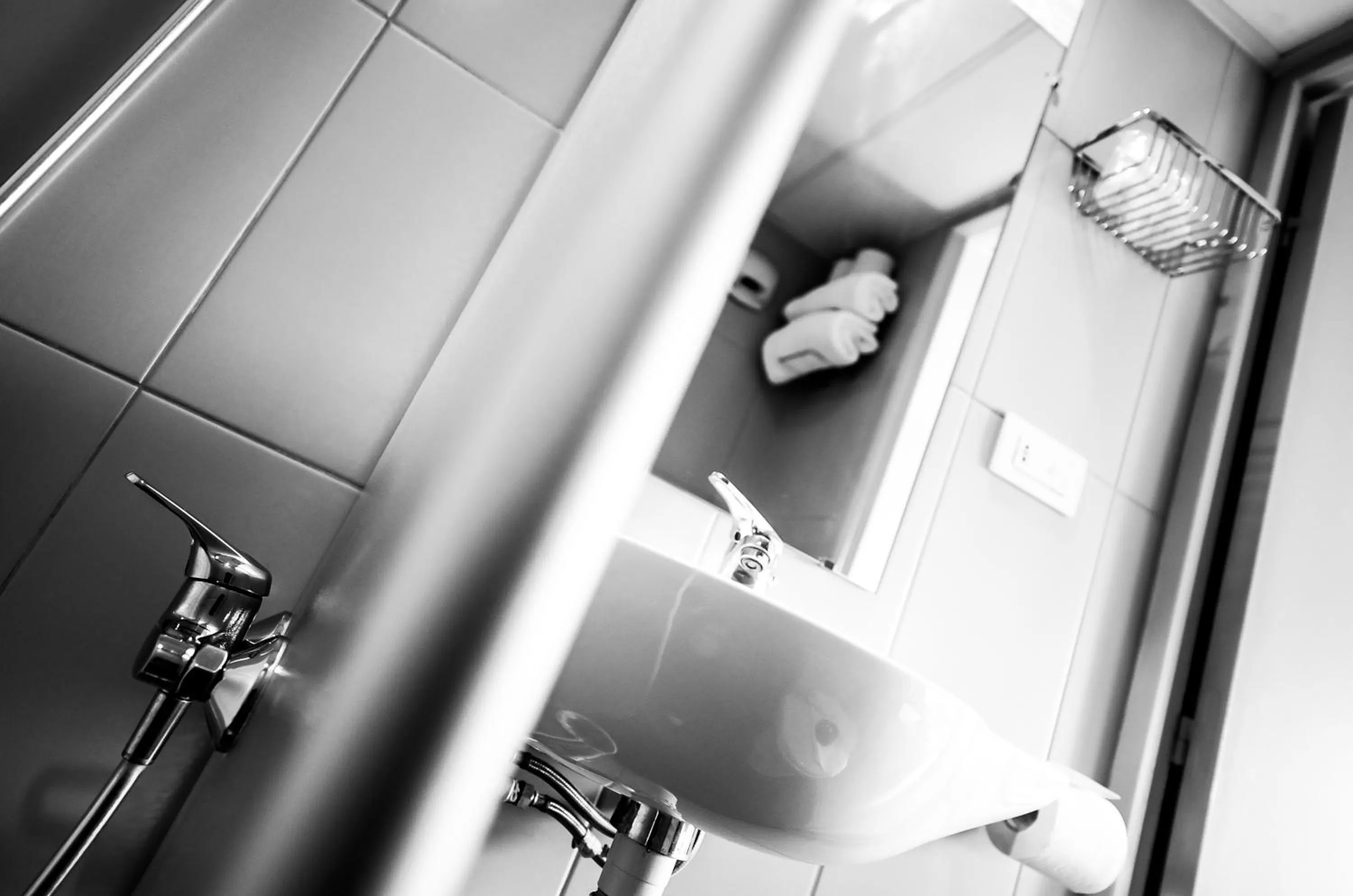 Bathroom in The Originals Access Hôtel Bordeaux Aéroport