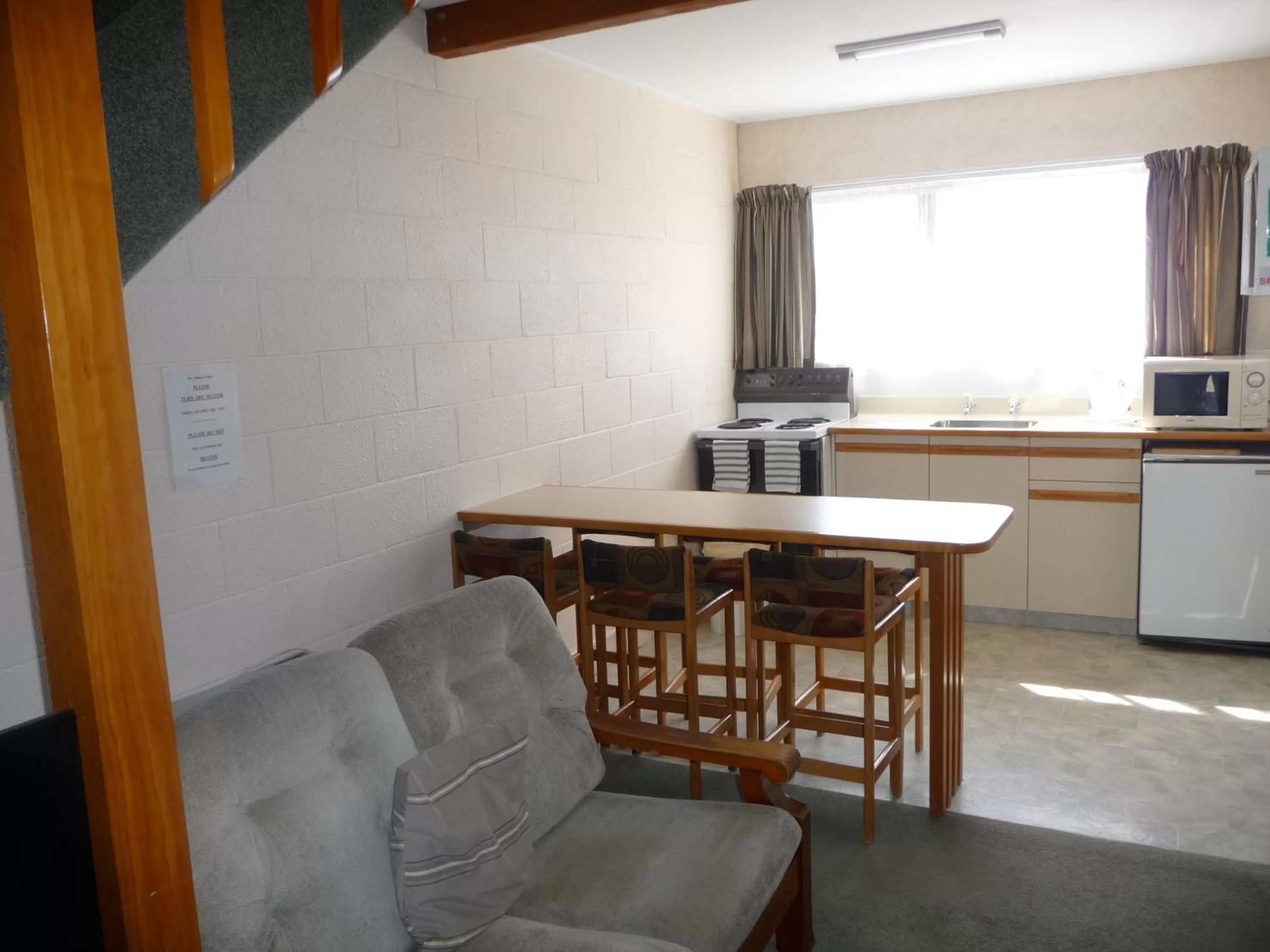 Kitchen or kitchenette, Kitchen/Kitchenette in Coachman's Lodge Motel