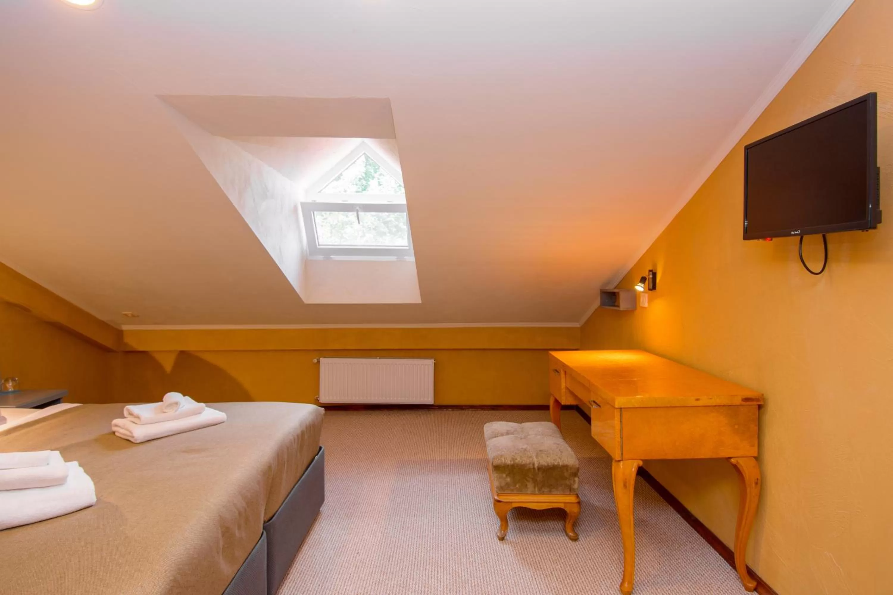 Photo of the whole room, Bed in Kindli Hotel