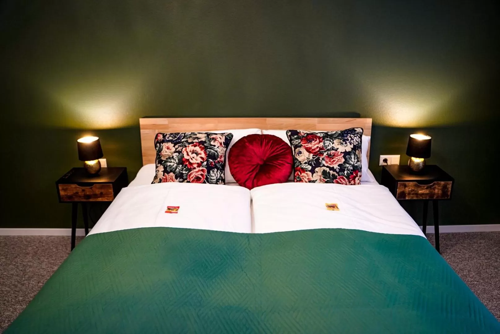 Bed in Hotel Residenz Luxury - Outletcity - Parken - Klima - 24h Check-In