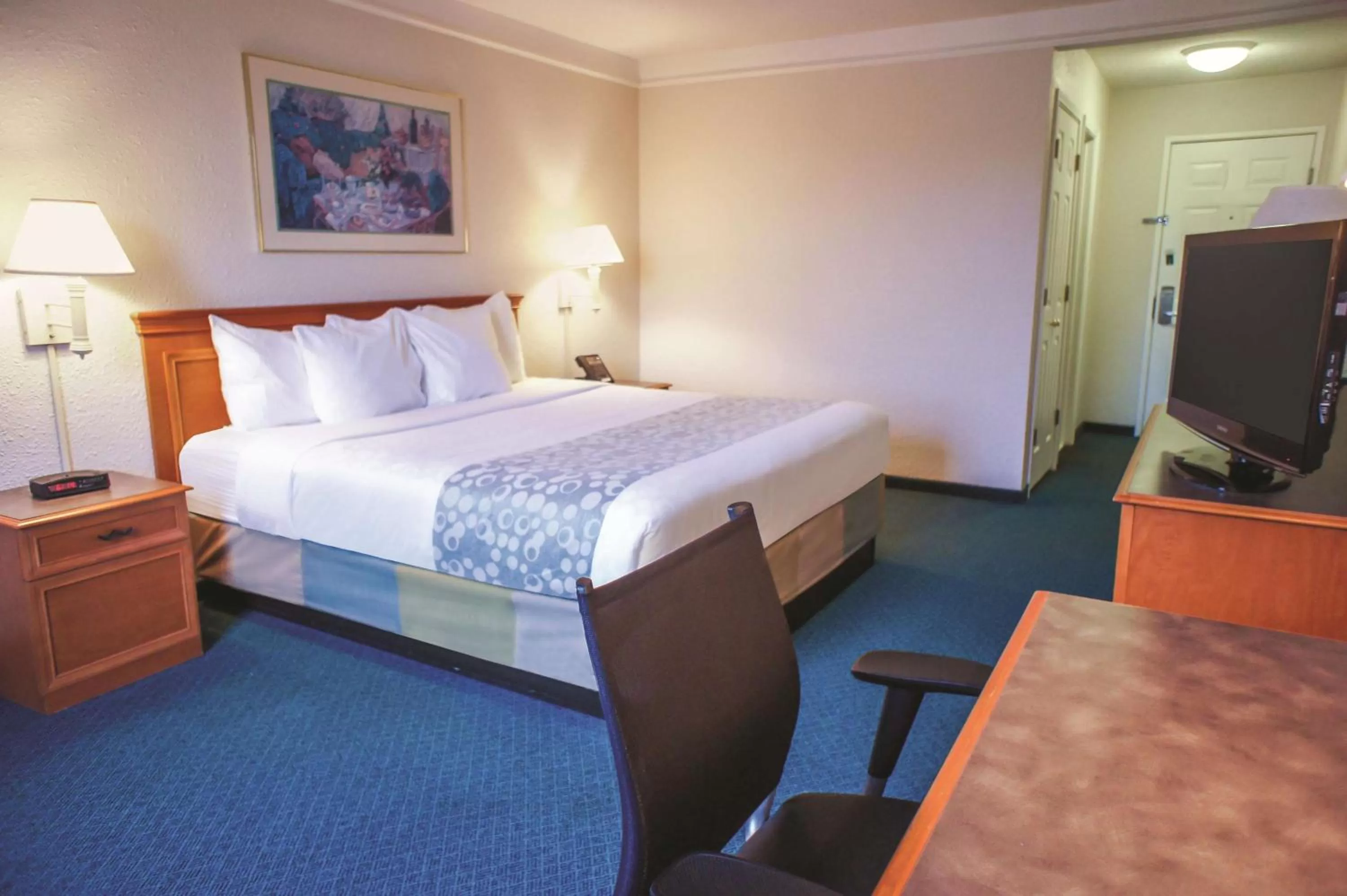 Photo of the whole room, Bed in La Quinta Inn by Wyndham Moline Airport