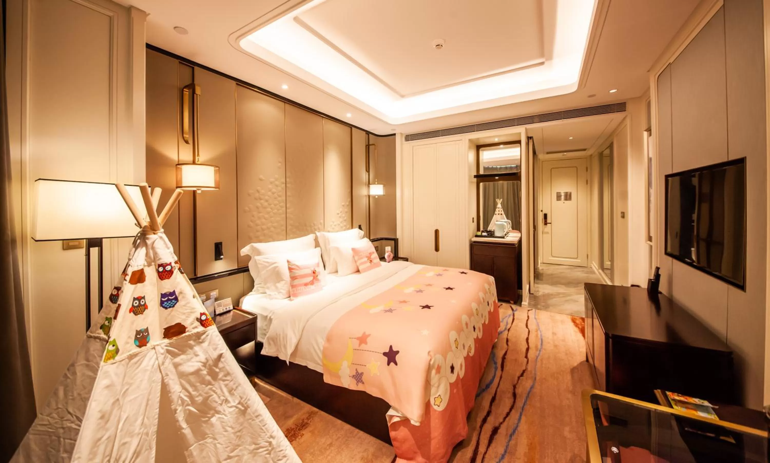 Photo of the whole room, Bed in Wyndham Qingdao l Free Fixed-Time Shuttle Service Between Hotel and Airport & North Railway Station l Outdoor Children's Amusement Park l 1-Hour Play Snooker or Table Tennis