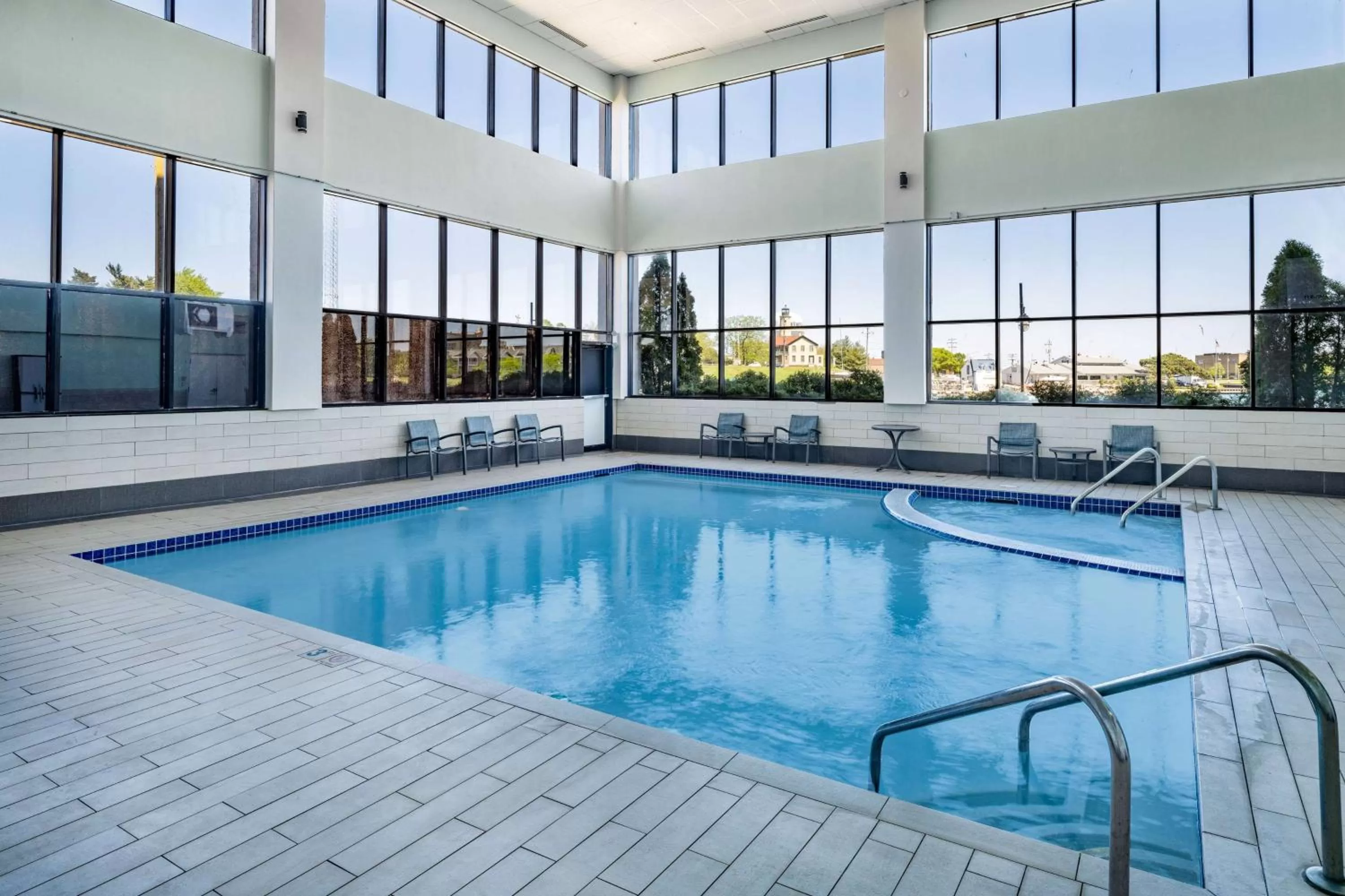 Swimming pool in Wyndham Garden Kenosha Harborside