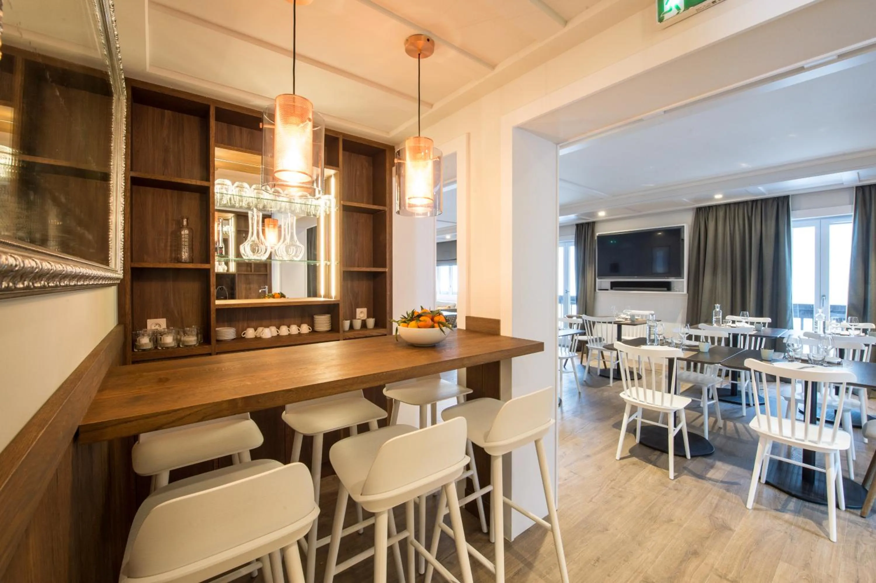 Communal lounge/ TV room in Chalet hôtel le Whymper