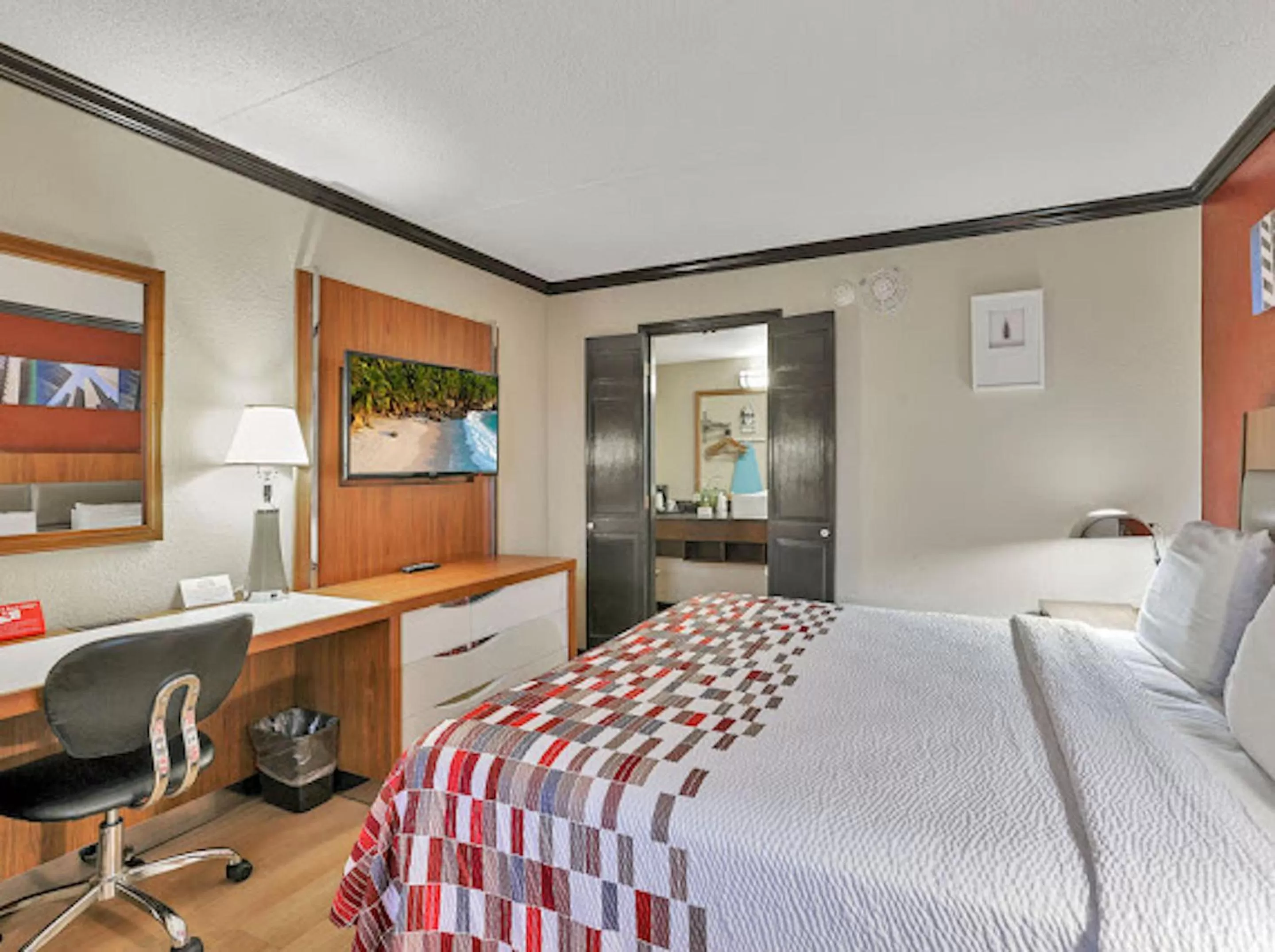 Photo of the whole room, Bed in Red Roof Inn Uhrichsville